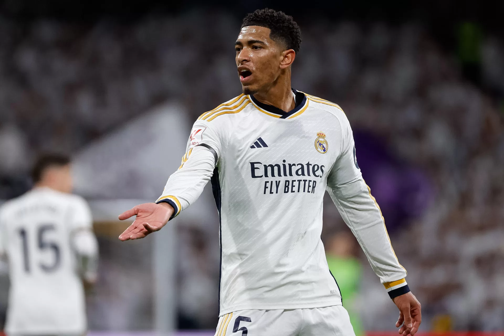 El centrocampista del Real Madrid, Jude Bellingham, durante el encuentro correspondiente a la jornada 24 de primera división en el estadio Santiago Bernabéu, en Madrid. EFE / Daniel González.