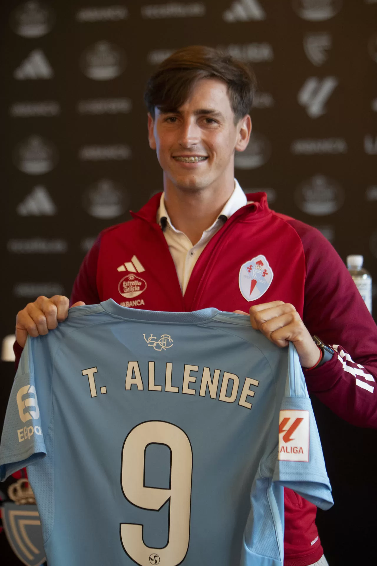 El centrocampista argentino Tadeo Allende ofrece una rueda de prensa durante su presentación como nuevo jugador del Celta de Vigo, al que llega procedente de Godoy Cruz y tras firmar un contrato con la entidad gallega hasta el 30 de junio de 2028, este jueves en Vigo. EFE / Salvador Sas