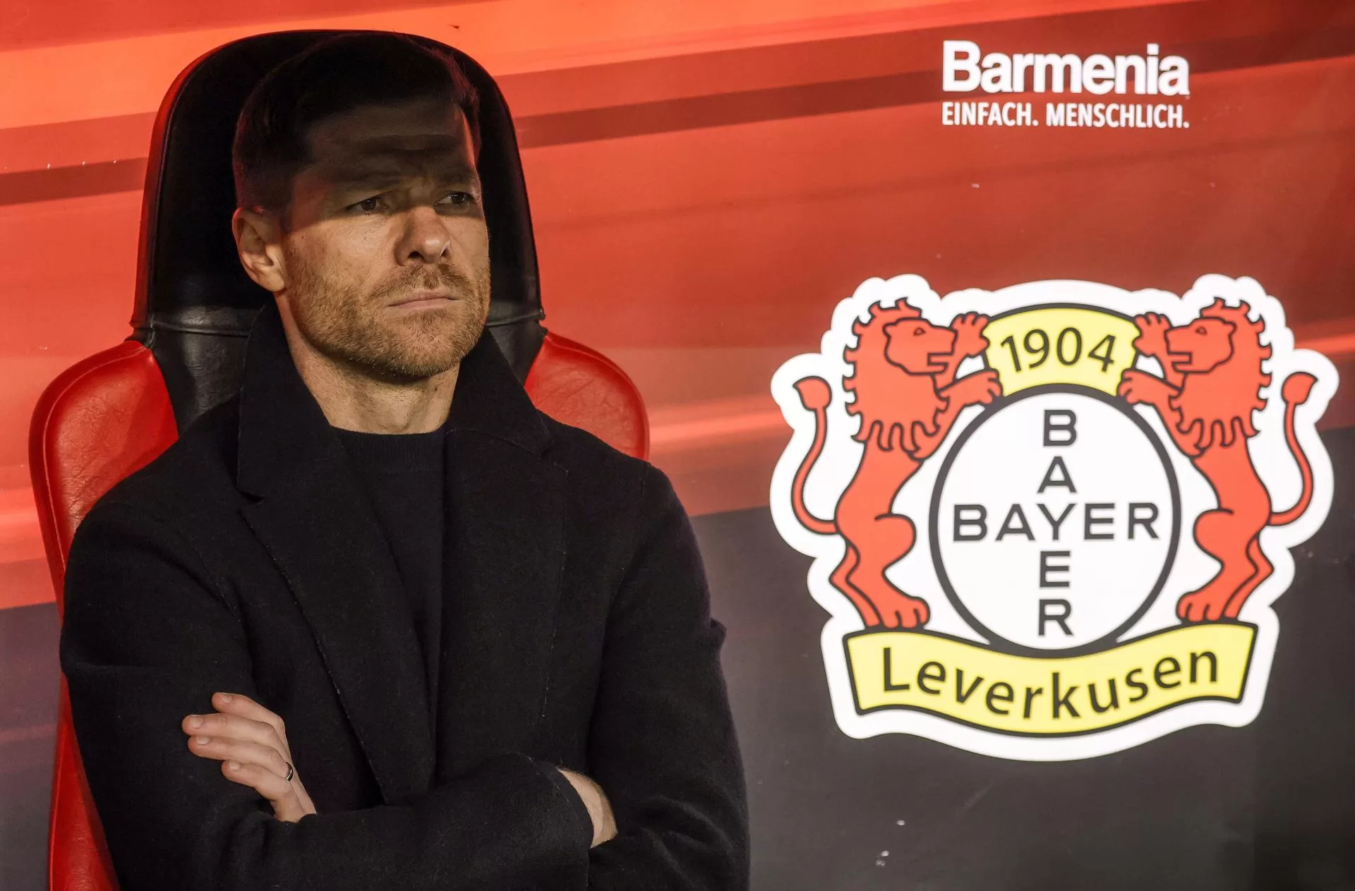 El técnico del Leverkusen Xabi Alonso durante el partido de la Bundfesliga que han jugado Bayer 04 Leverkusen y FC Bayern Munich en Leverkusen, Alemania. EFE/EPA/RONALD WITTEK 
