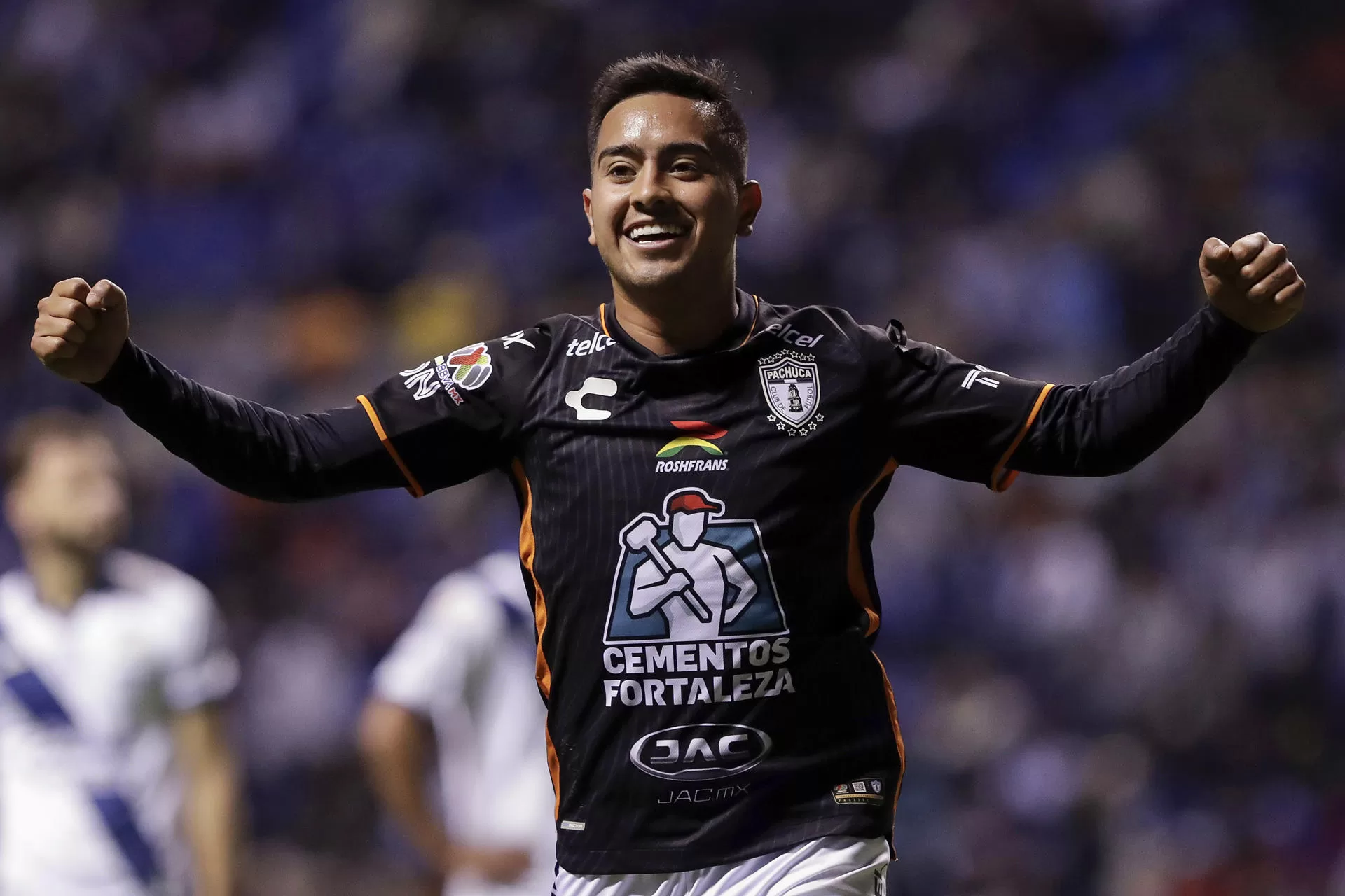 Erick Sánchez del Pachuca celebra un gol, durante un partido de la jornada 9 del torneo Clausura 2024 de la Liga MX del fútbol mexicano este martes, en el estadio Cuauhtémoc, en Puebla (México). EFE/Hilda Ríos