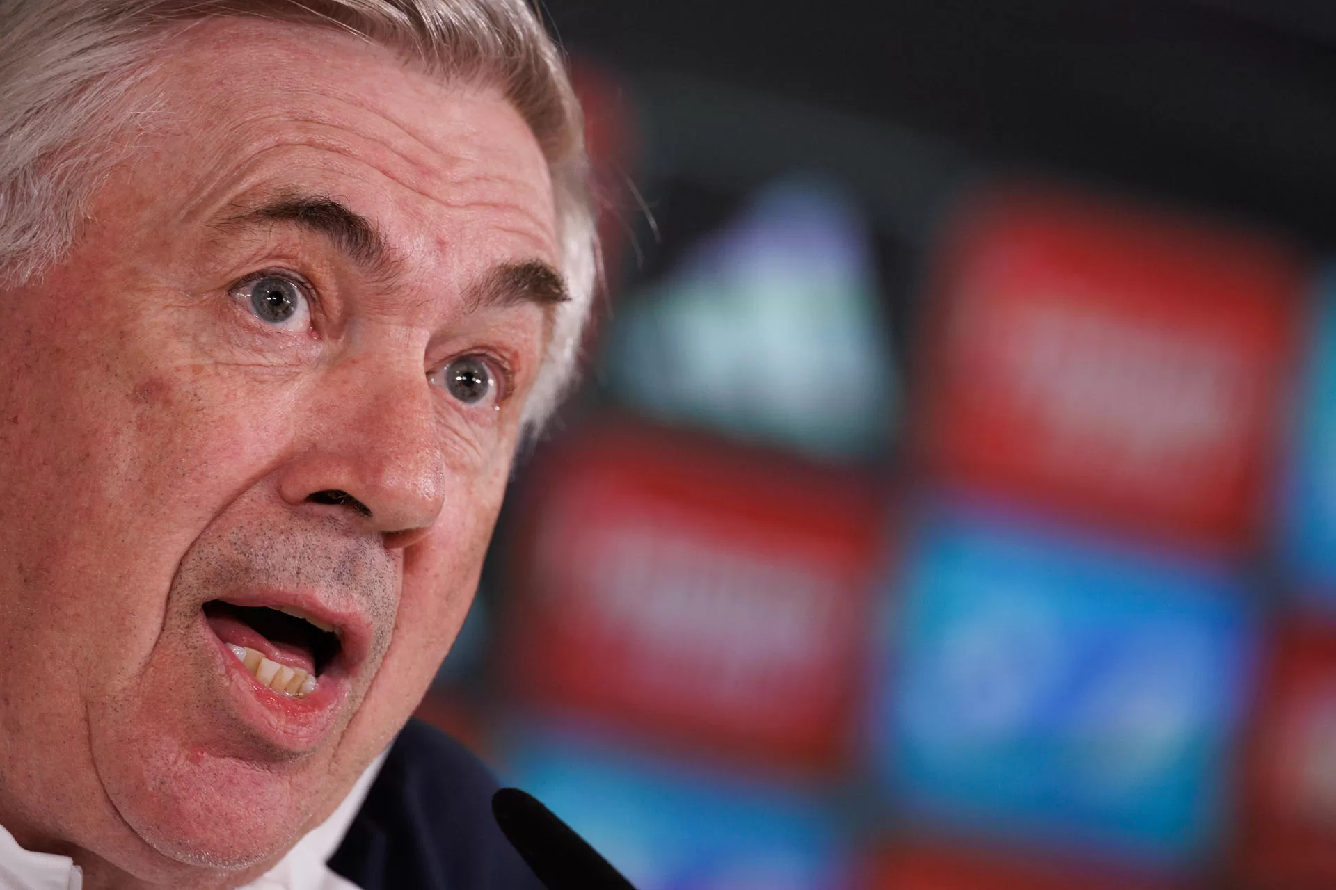 El entrenador del Real Madrid, Carlo Ancelotti, da una rueda de prensa tras el entrenamiento del equipo en la ciudad deportiva del club en Valdebebas, en la víspera de su partido de LaLiga contra el Girona. EFE/Sergio Pérez 