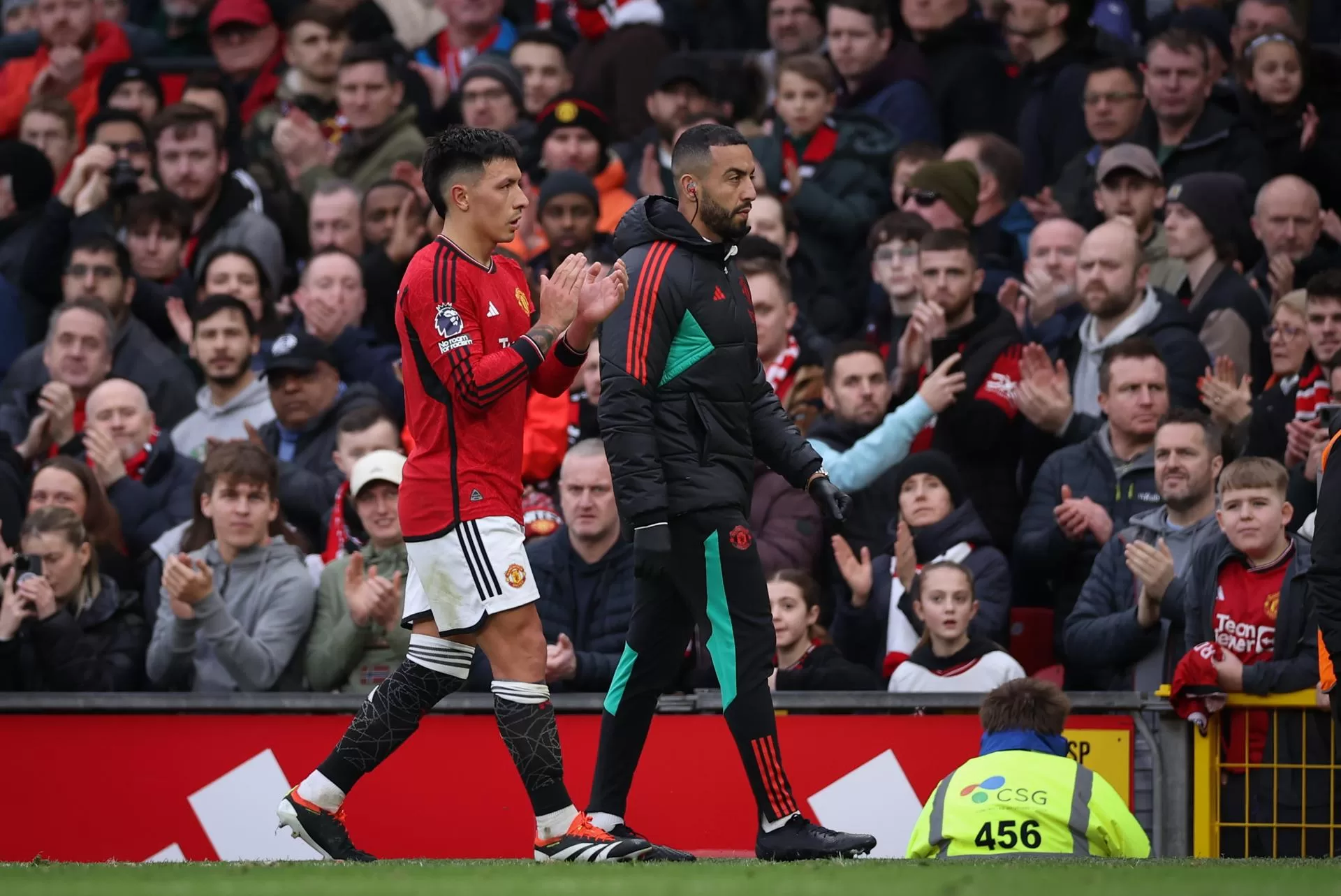 alt El argentino Lisandro Martínez, del Manchester United, se ha dañado el ligamento colateral medio de una rodilla y estará unas ocho semanas de baja.