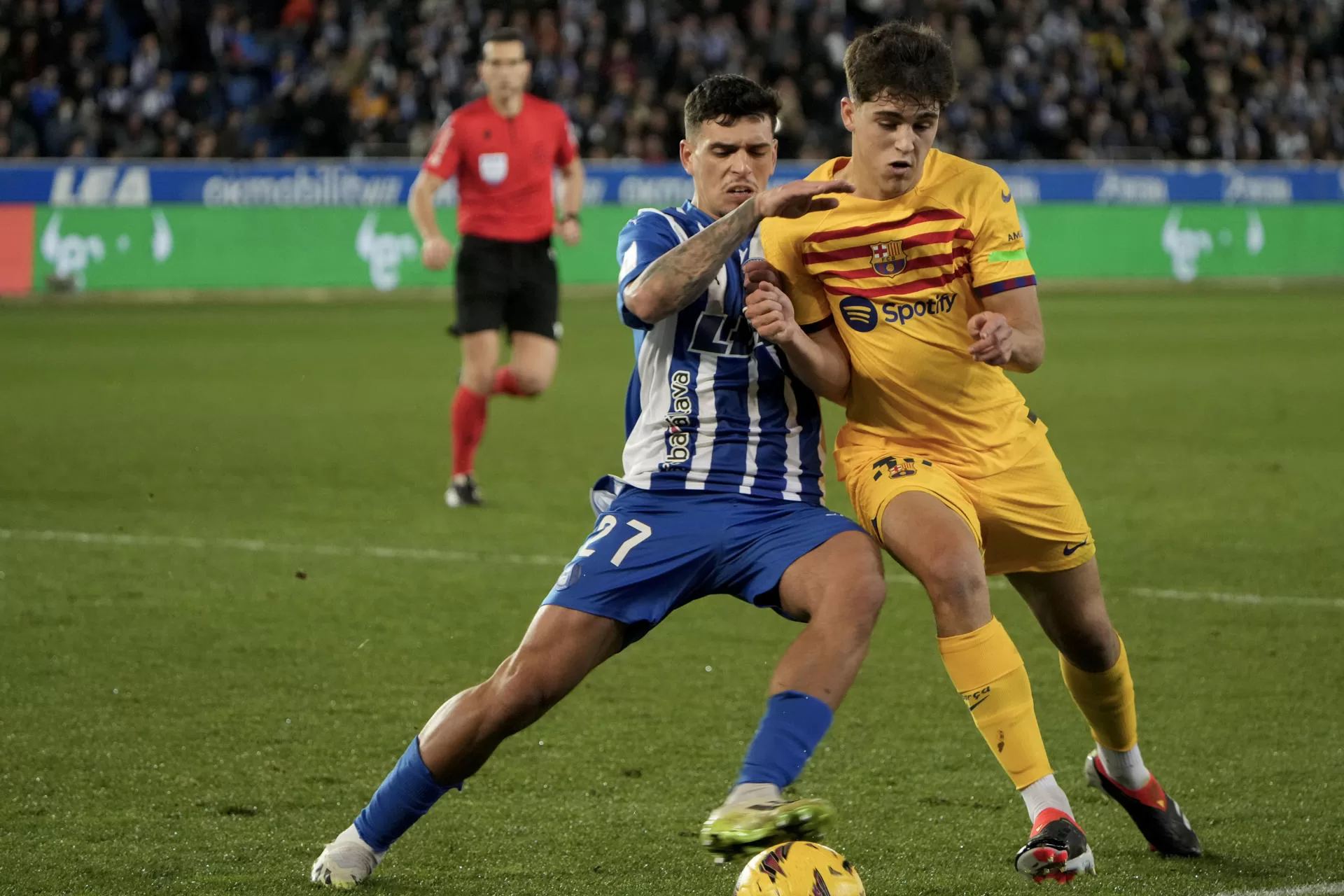 El defensa del Barcelona Pau Cubersi (d) pelea un balón con el defensa del Alavés Javi López durante el partido de LaLiga de fútbol que Deportivo Alavés y FC Barcelona disputaron en el estadio de Mendizorrotza, en Vitoria. EFE/Adrián Ruiz Hierro