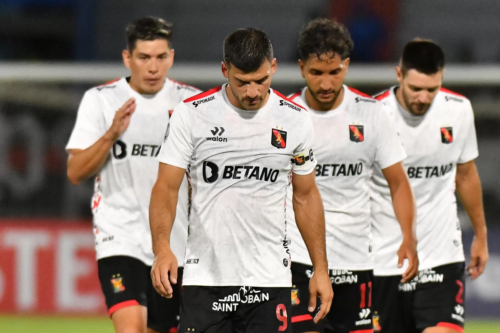 Jugadores de Melgar salen del campo al final de un partido de la primera ronda de la Copa Libertadores entre Aurora y Melgar hoy, en el estadio Félix Capriles, en Cochabamba (Bolivia). EFE/Jorge Abrego 