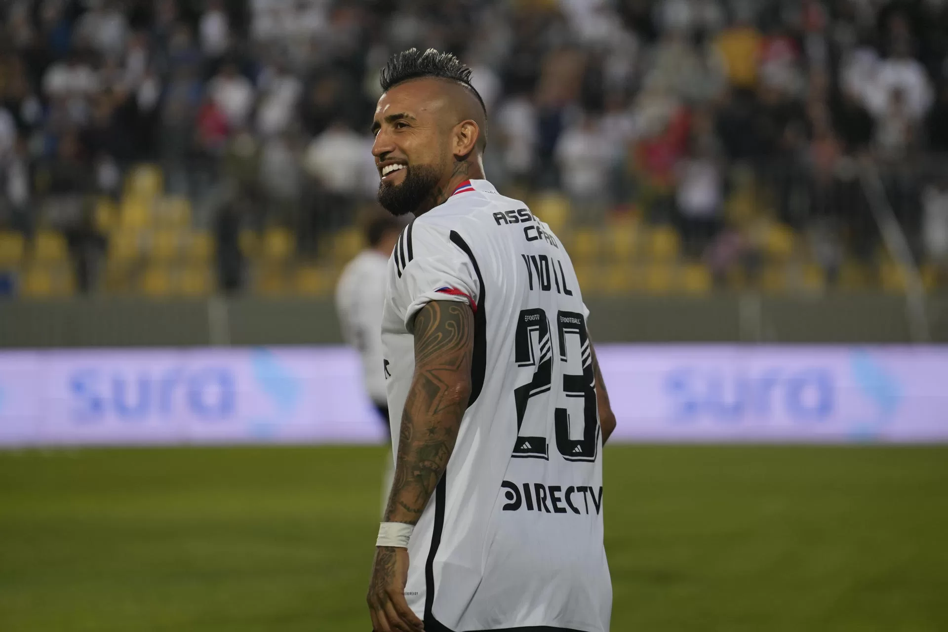 alt Vidal y Almirón se deleitan con una goleada de Colo Colo a Unión Española