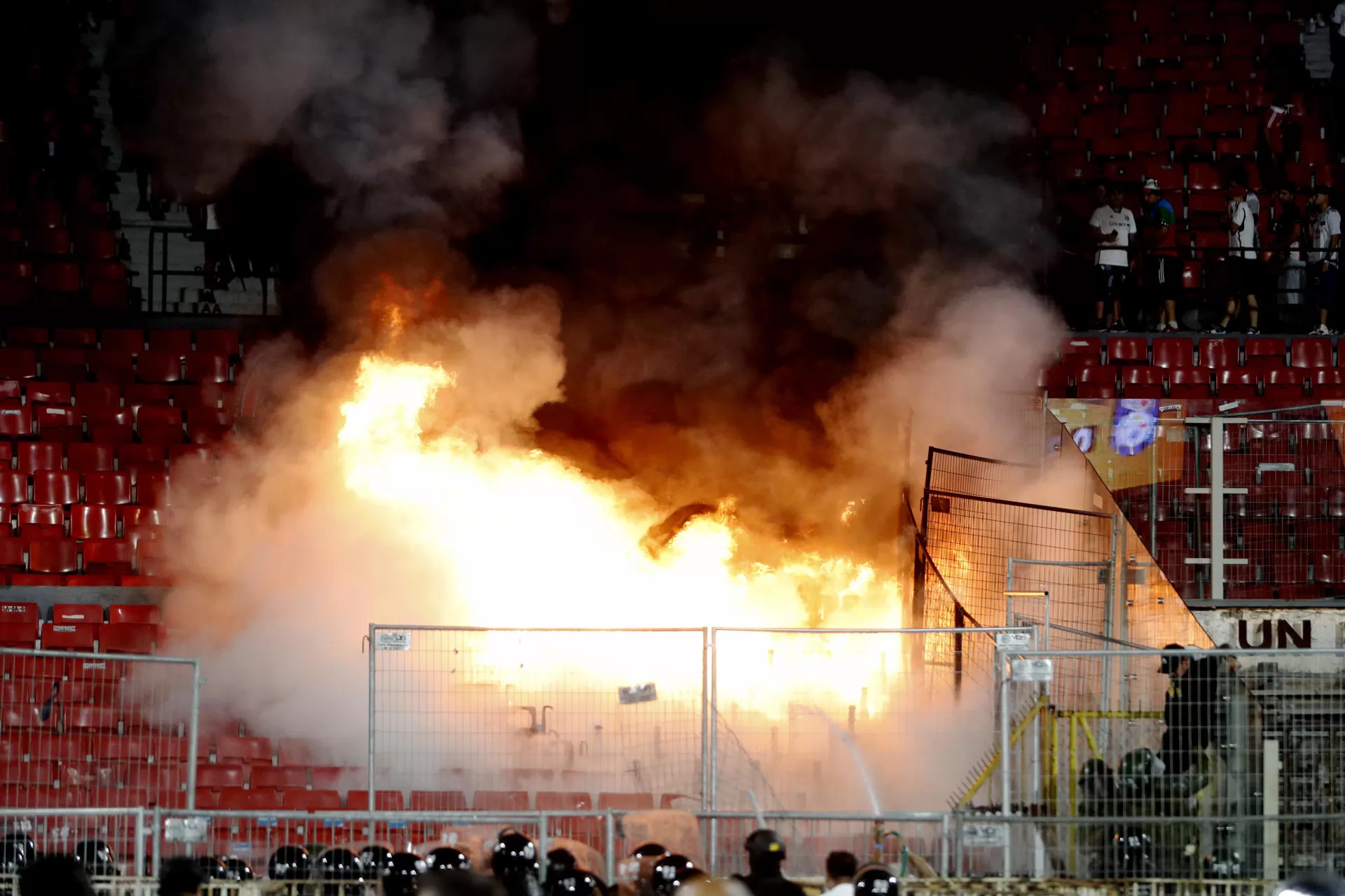 alt La violencia de la barra de Colo Colo vuelve a empañar la fiesta del fútbol en Chile