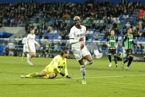 alt 1-6. Osimhen y 'Kvara' resucitan al Nápoles