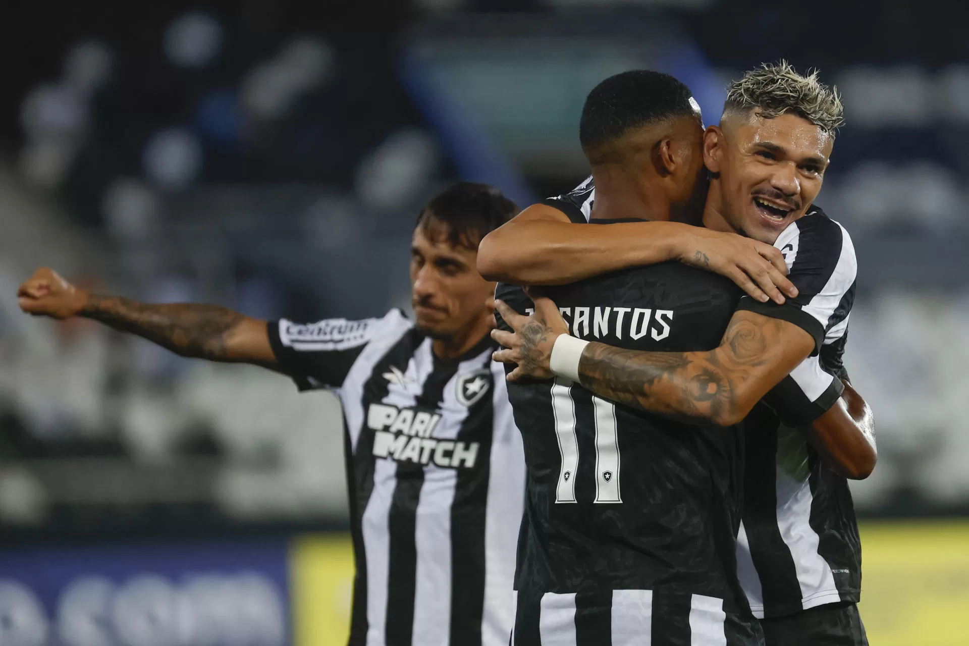 Júnior Santos (c) de Botafogo celebra un gol con Tiquinho Soares este miércoles, en un partido de la segunda fase de la Copa Libertadores. EFE/ Antonio Lacerda 