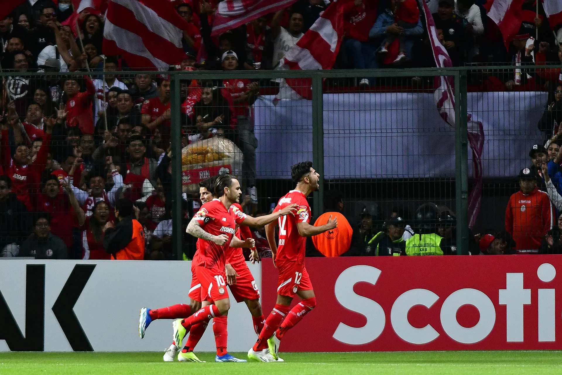 Jesús Angulo (i) y Mauricio Isais del Toluca de México celebran un gol anotado al Herediano de Costa Rica este jueves, durante un juego de la primera fase de la Liga de Campeones de la Concacaf, en el estadio Nemesio Diez de la ciudad de Toluca (México). EFE/ Víctor Cruz 