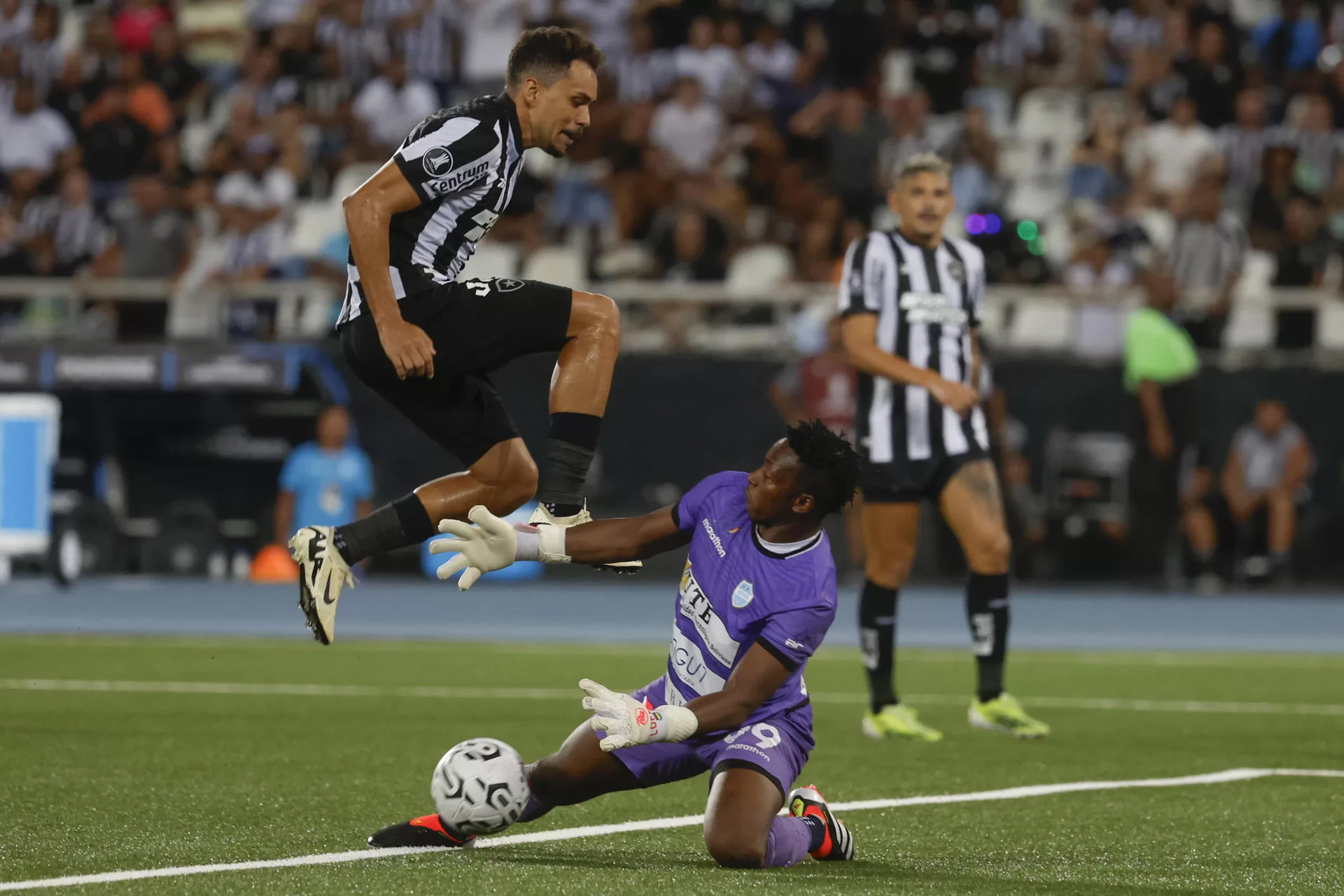 Carlos Eduardo (arriba) de Botafogo disputa un balón con David Akologo portero de Aurora este miércoles, en un partido de la segunda fase de la Copa Libertadores. EFE/ Antonio Lacerda 