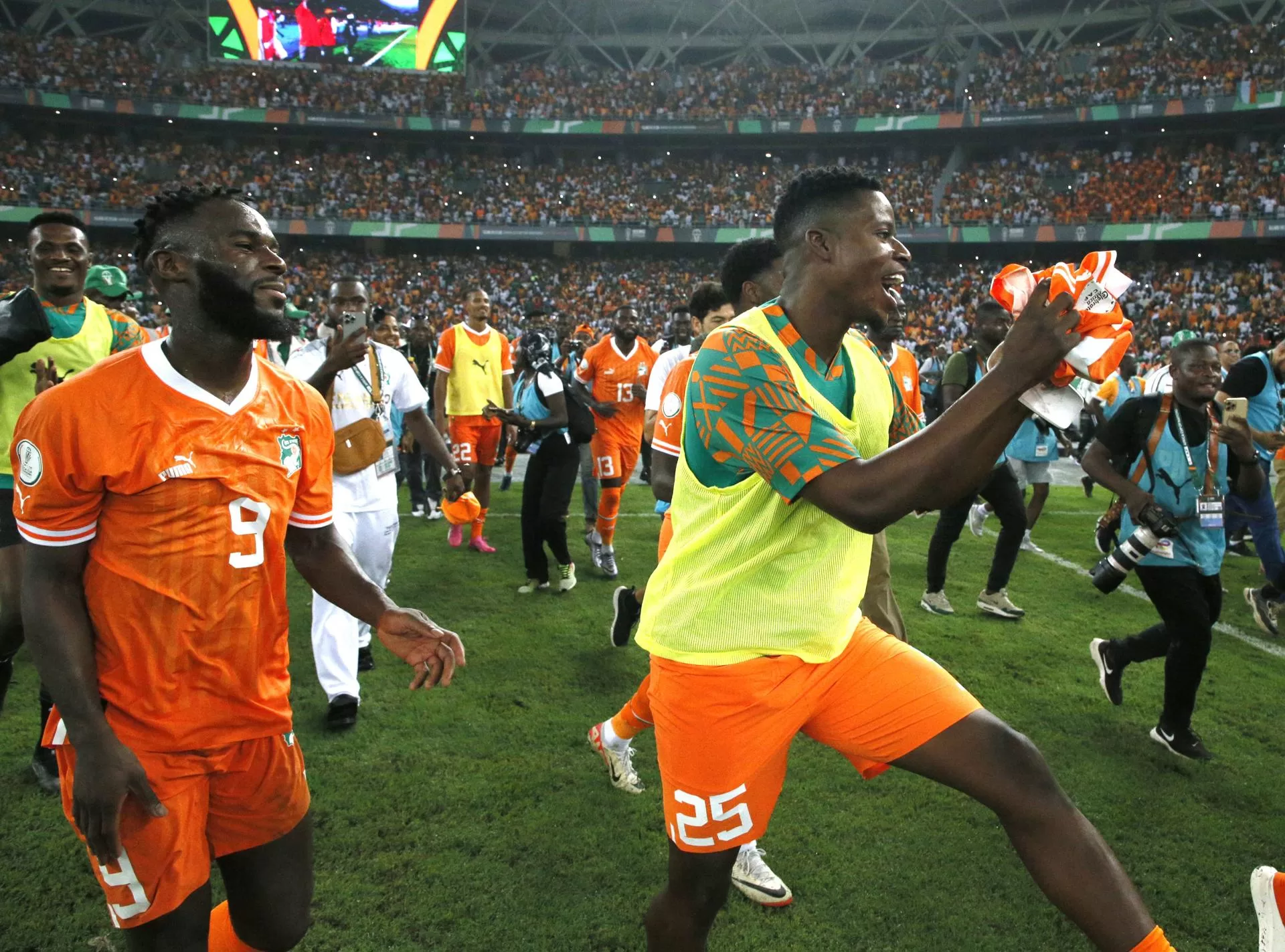 Los jugadores de Costa de Marfil celebran la victoria en la semifinal de la Copa Africana de Naciones CAF 2023 entre Costa de Marfil y la República Democrática del Congo, en Abidjan, Costa de Marfil. EFE/EPA/LEGNAN KOULA 