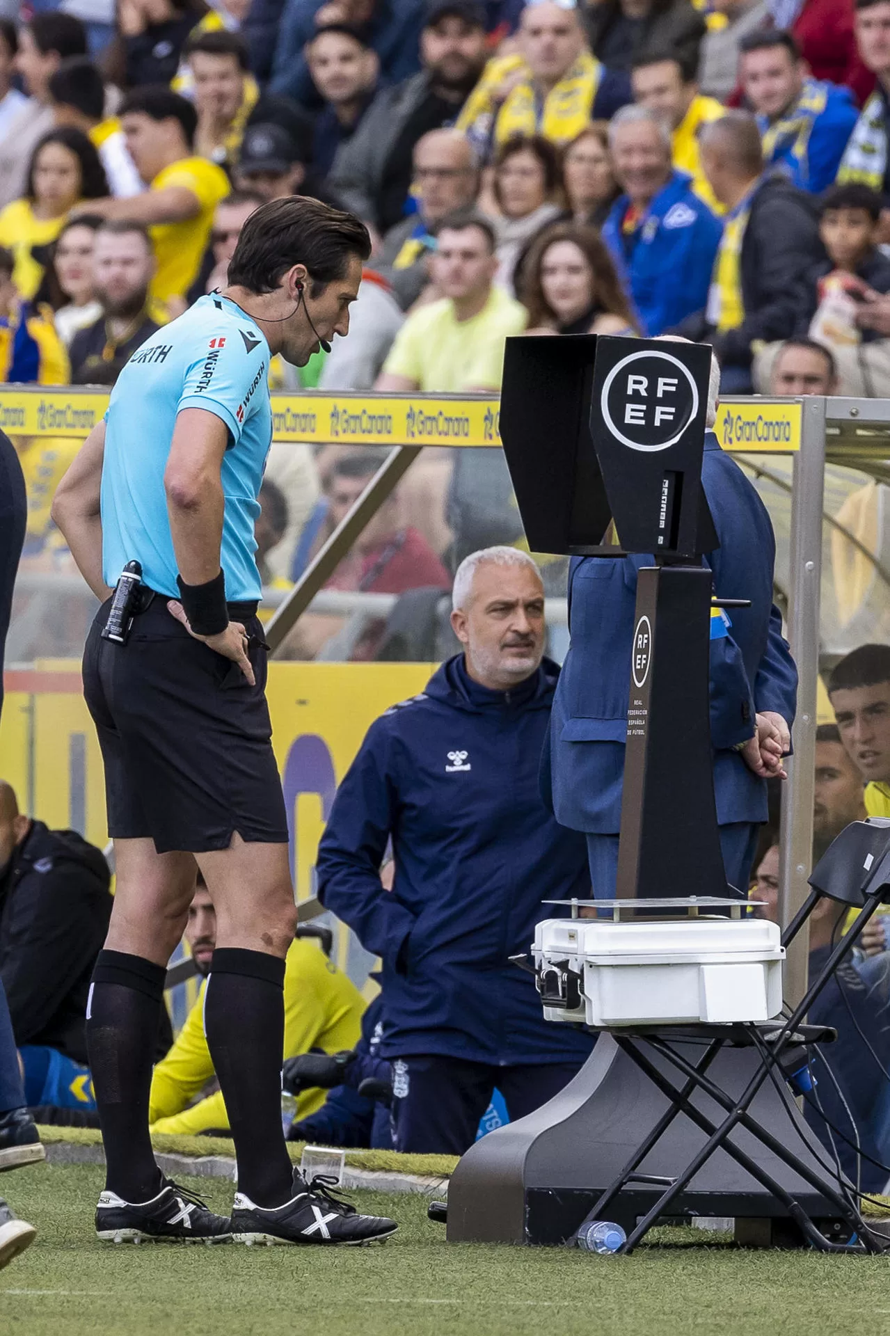 El árbitro Munuera Montero (i) observa una jugada en el monitor del VAR, durante el partido de Liga en el estadio de Gran Canaria. EFE/Quique Curbelo 