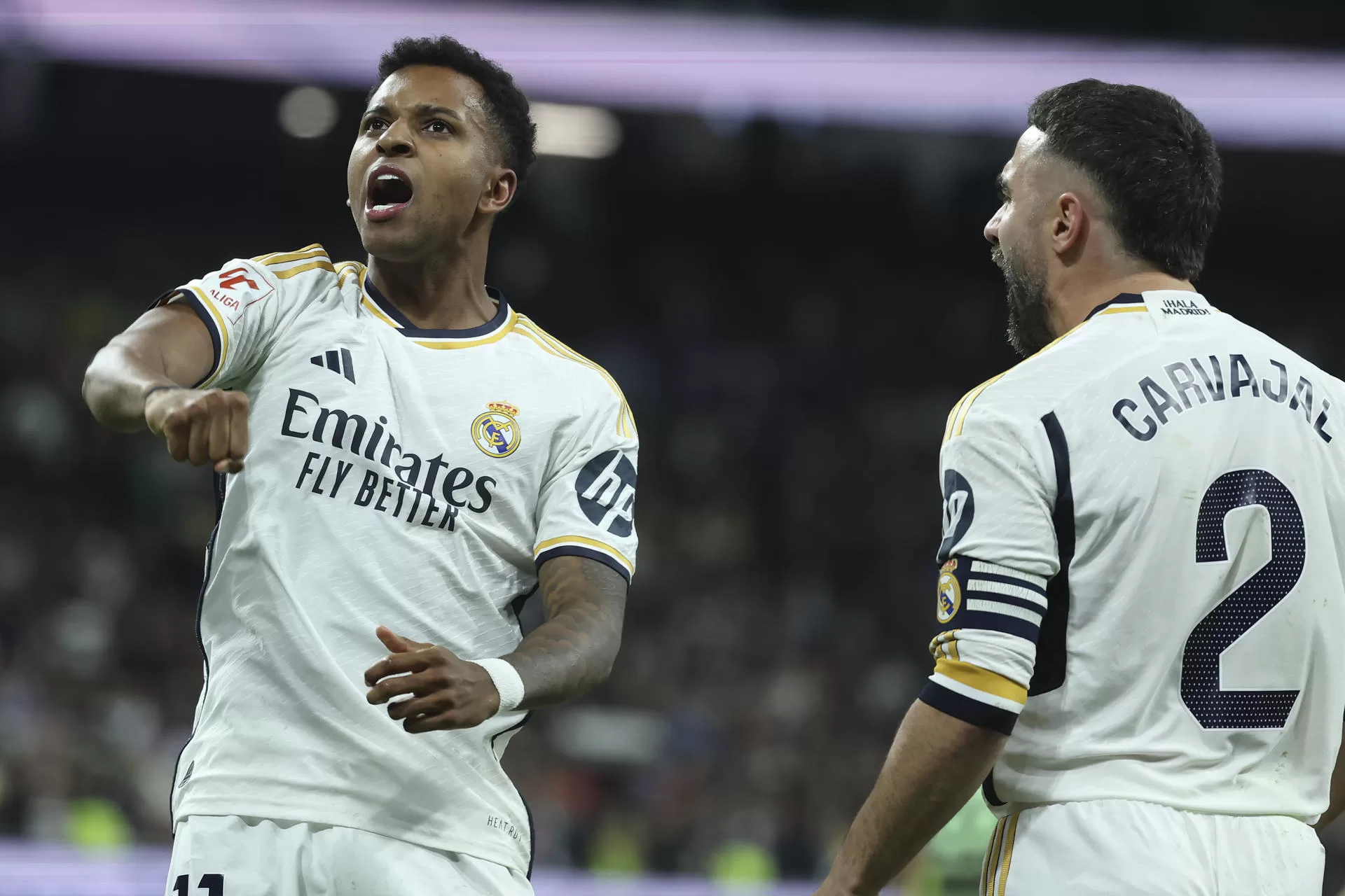 El delantero del Real Madrid Rodrygo Goes (i) celebra su gol durante el encuentro correspondiente a la jornada 24 de Primera División que disputaron Real Madrid y Girona en el estadio Santiago Bernabéu, en Madrid. EFE/Kiko Huesca 