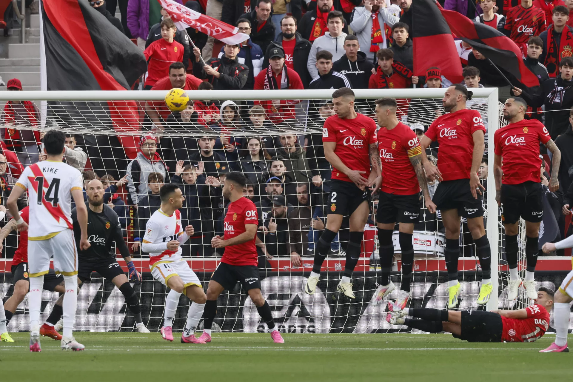 PALM Los jugadore del Mallorca cabecean el balón durante el partido de la jornada 24 de LaLiga en el estadio Son Moix de Palma. EFE/CATI CLADERA 