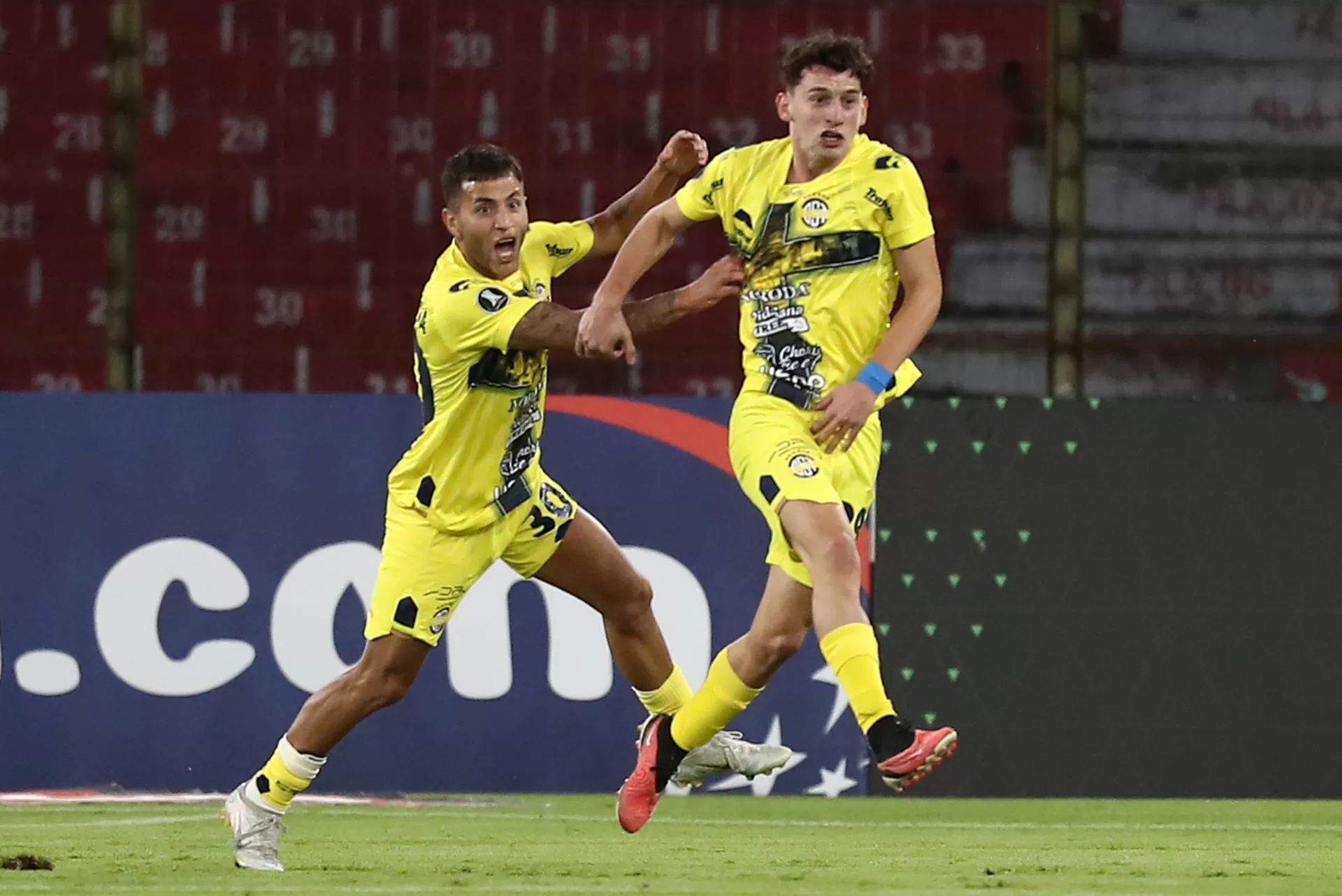 Tomás Rayer (d) de Trinidense celebra un gol este jueves, en un partido de la segunda fase de la Copa Libertadores entre El Nacional y Sportivo Trinidense en el estadio Rodrigo Paz Delgado, en Quito (Ecuador). EFE/José Jácome 