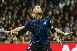 alt Ovación y ya en la vuelta del capitán Sergio Ramos 1.456 días después