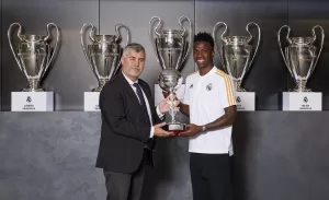 alt Vinícius recibe el Trofeo EFE a mejor jugador iberoamericano del 2023