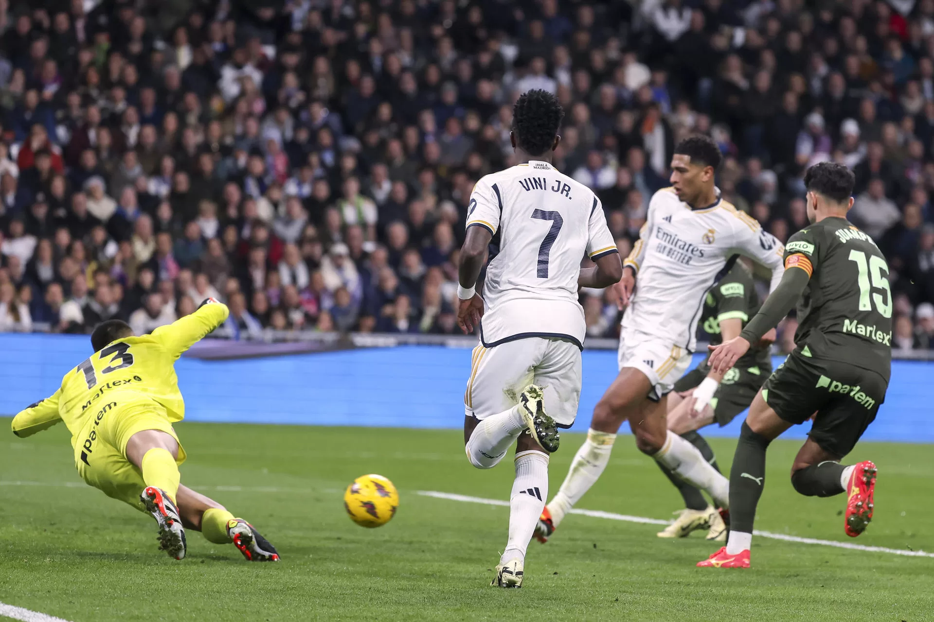El centrocampista del Real Madrid Jude Bellingham (2d) marca su segundo gol durante el encuentro correspondiente a la jornada 24 de Primera División que disputaron Real Madrid y Girona en el estadio Santiago Bernabéu, en Madrid. EFE/Kiko Huesca 
