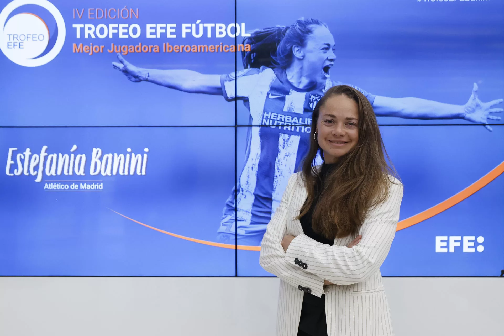 La centrocampista argentina del Atlético de Madrid, Estefanía Banini posa durante el acto de entrega del premio a la mejor Jugadora Iberoamericana del año 2023 en un acto celebrado este viernes en la sede central de la Agencia EFE en Madrid. EFE/Mariscal 