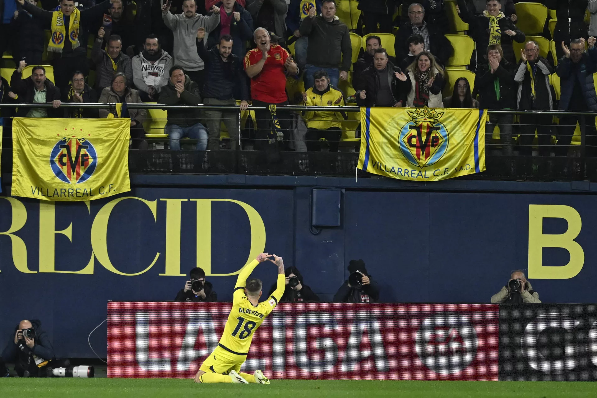 El defensa del Villarreal Alberto Moreno celebra el primer gol de su equipo durante el partido de la jornada 25 de LaLiga que Villarreal CF y Getafe CF disputan este viernes en el estadio de La Cerámica, en Villarreal. EFE/Andreu Esteban 