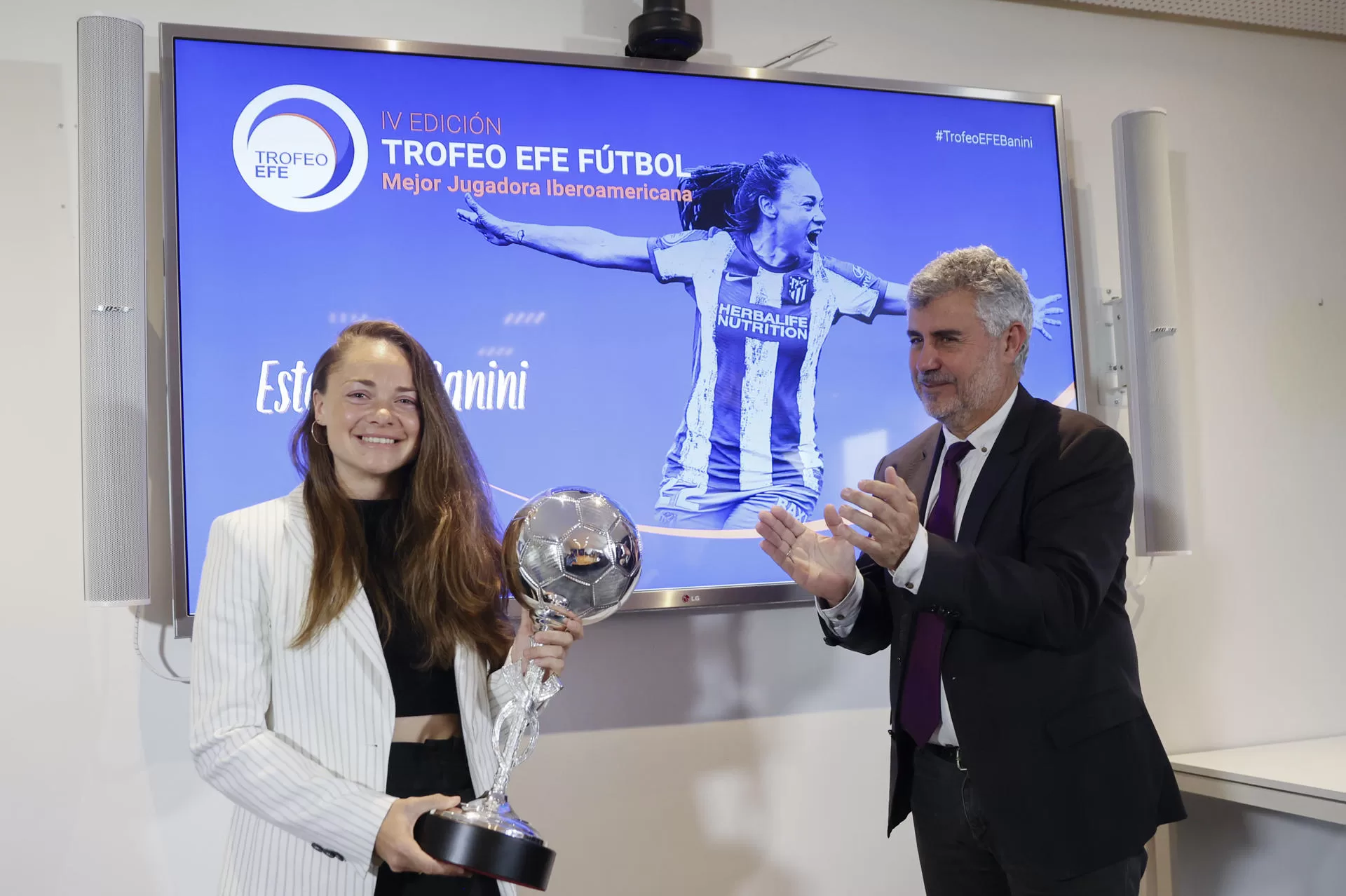 La argentina Estefanía Banini recibe el premio EFE a la mejor Jugadora Iberoamericana