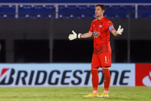 alt El portero uruguayo Silva, de Libertad, es baja por un mes tras una fractura en la cara