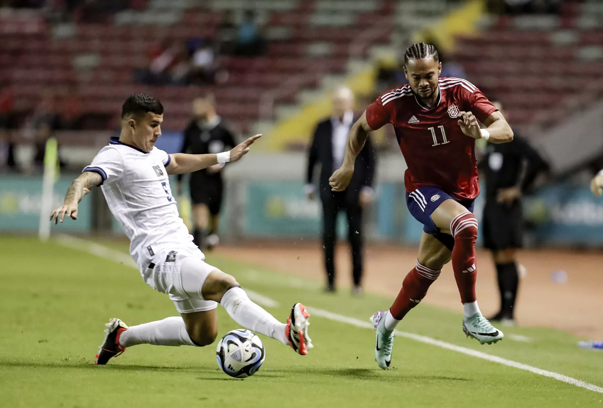 El jugador Rudy Clavel (i) del equipo de la selección de El Salvador marca Ariel Lassiter (d) de Costa Rica hoy, durante un partido amisto en San José (Costa Rica). EFE/Jeffrey Arguedas 