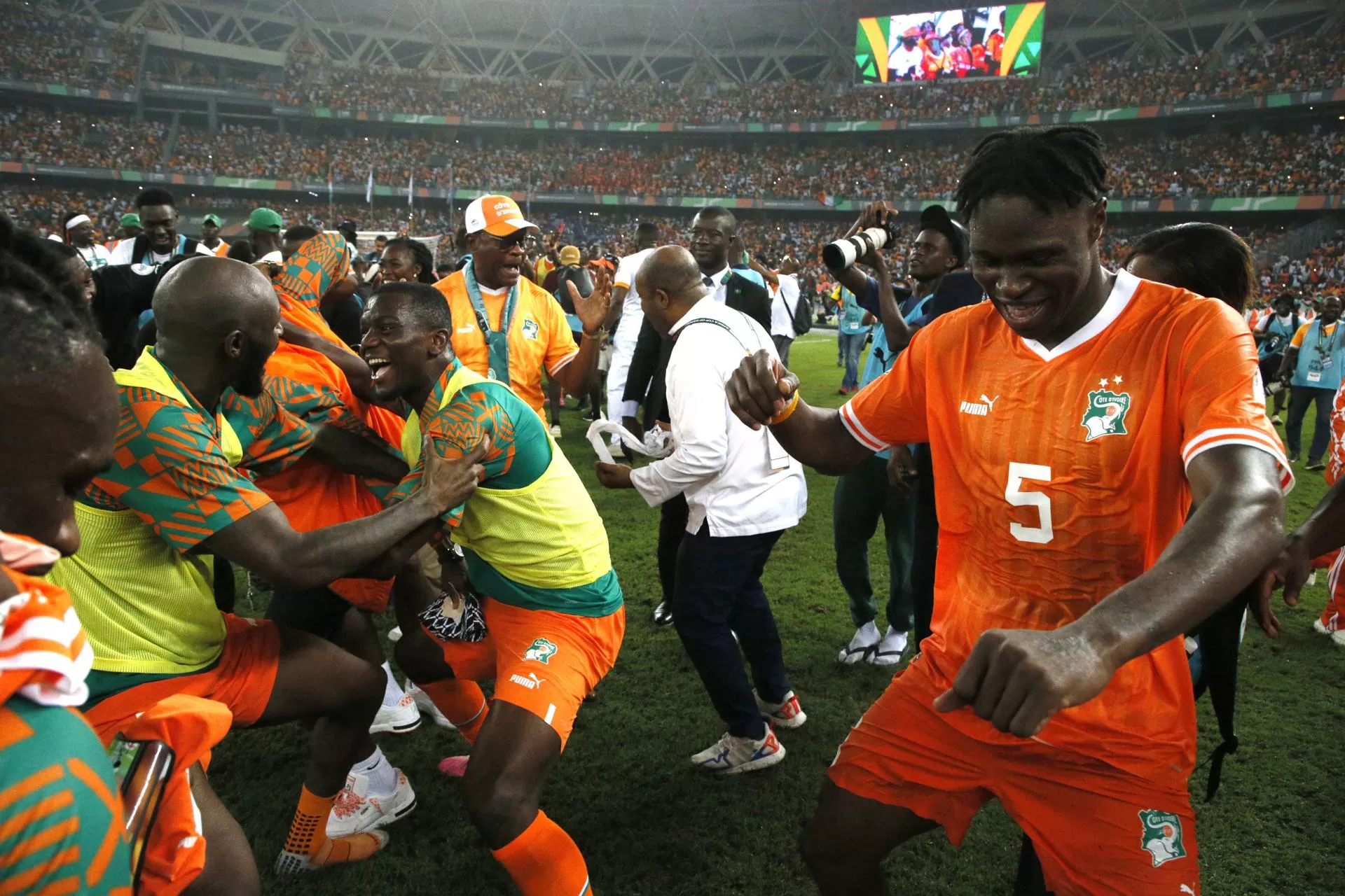 Jugadores de Costa de Marfil festejan la clasificación a la final de la Copa de África. EFE/EPA/LEGNAN KOULA 