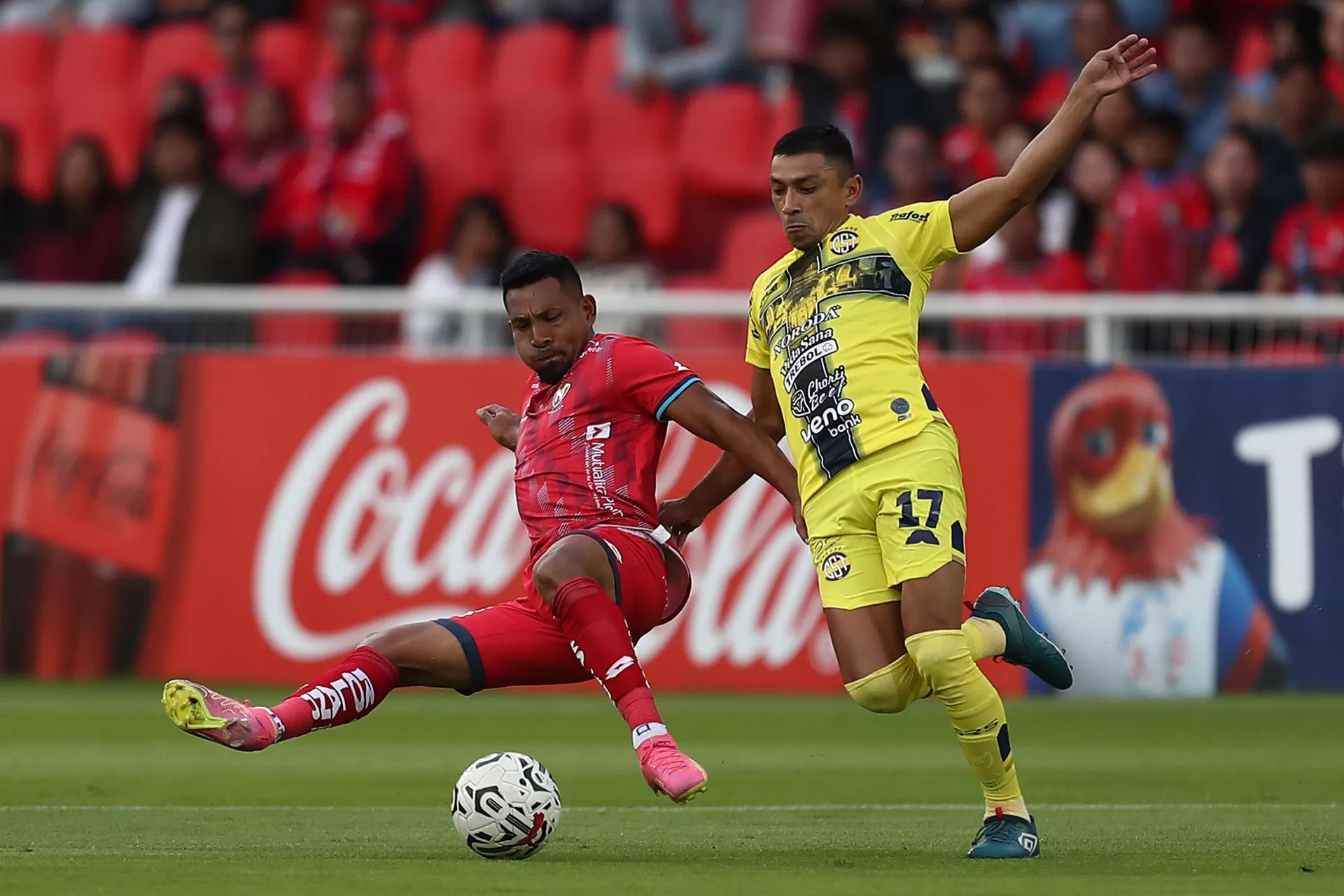 Ángel Gracia (i) de El Nacional disputa el balón con Joel Román de Trinidense este jueves, en un partido de la segunda fase de la Copa Libertadores entre El Nacional y Sportivo Trinidense en el estadio Rodrigo Paz Delgado, en Quito (Ecuador). EFE/José Jácome 