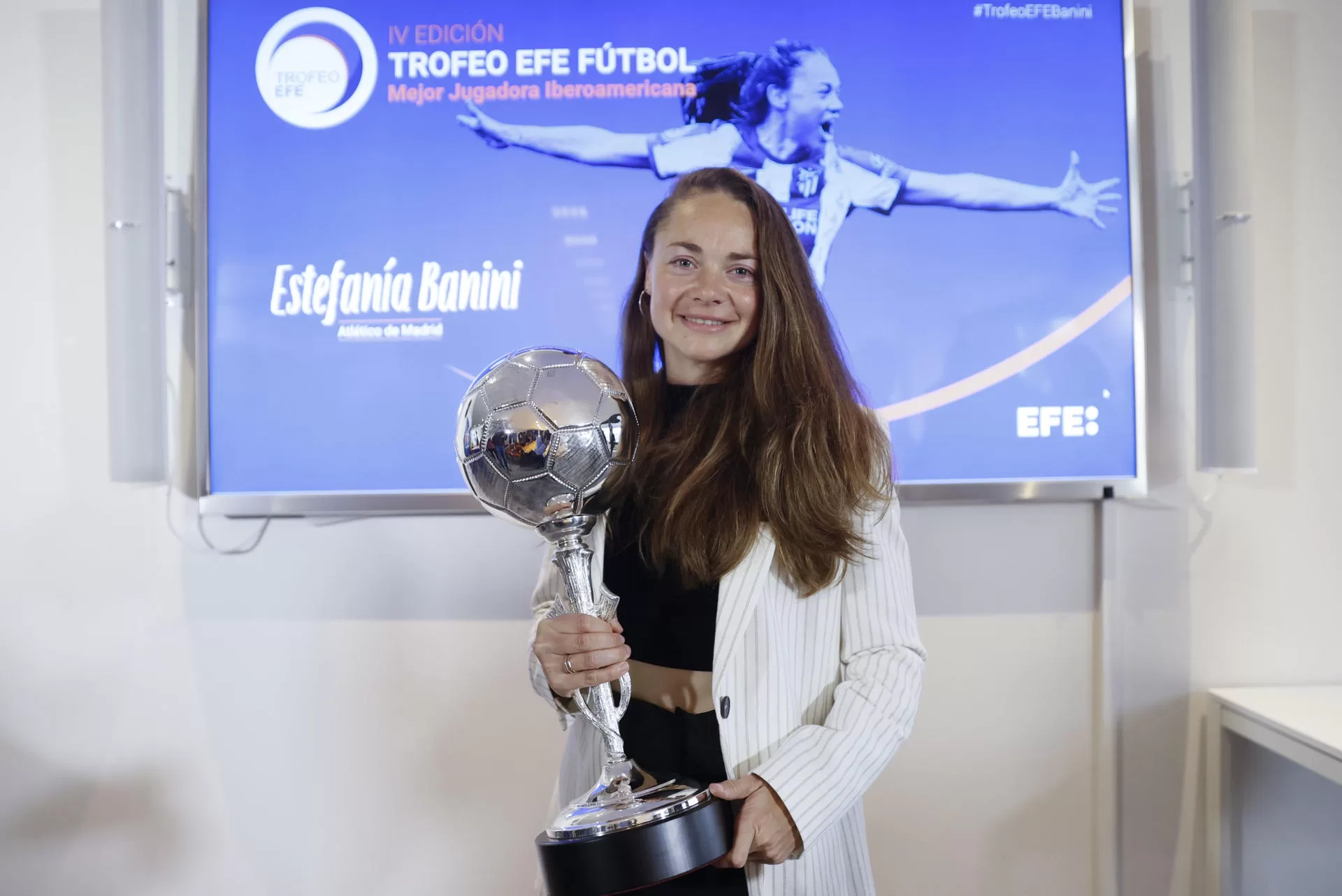 La centrocampista argentina del Atlético de Madrid, Estefanía Banini, con el trofeo durante el acto de entrega del premio a la mejor Jugadora Iberoamericana del año 2023 en un acto celebrado este viernes en la sede central de la Agencia EFE en Madrid. EFE/Mariscal 