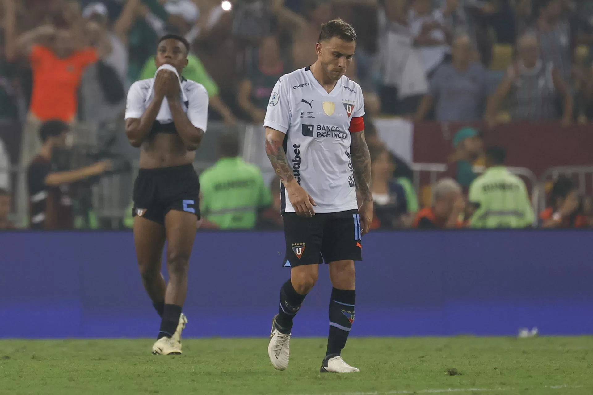 Ezequiel Piovi (d) de LDU reacciona al perder la final de la Recopa Sudamericana entre Fluminense y LDU Quito este jueves, en el estadio Maracaná en Río de Janeiro (Brasil). EFE/Antonio Lacerda 