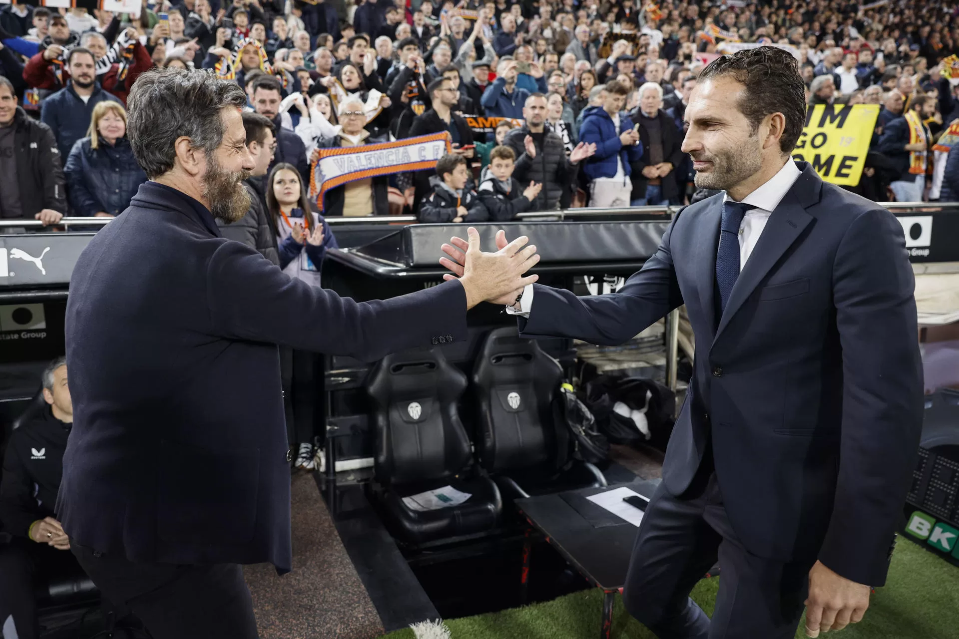 El entrenador del Valencia Rubén Baraja (d) saluda a Quique Sánchez Flores, entrenador del Sevilla, durante el partido de la jornada 25 de LaLiga que Valencia CF y Sevilla FC disputan este sábado en Mestalla. EFE/Kai Fösterling 