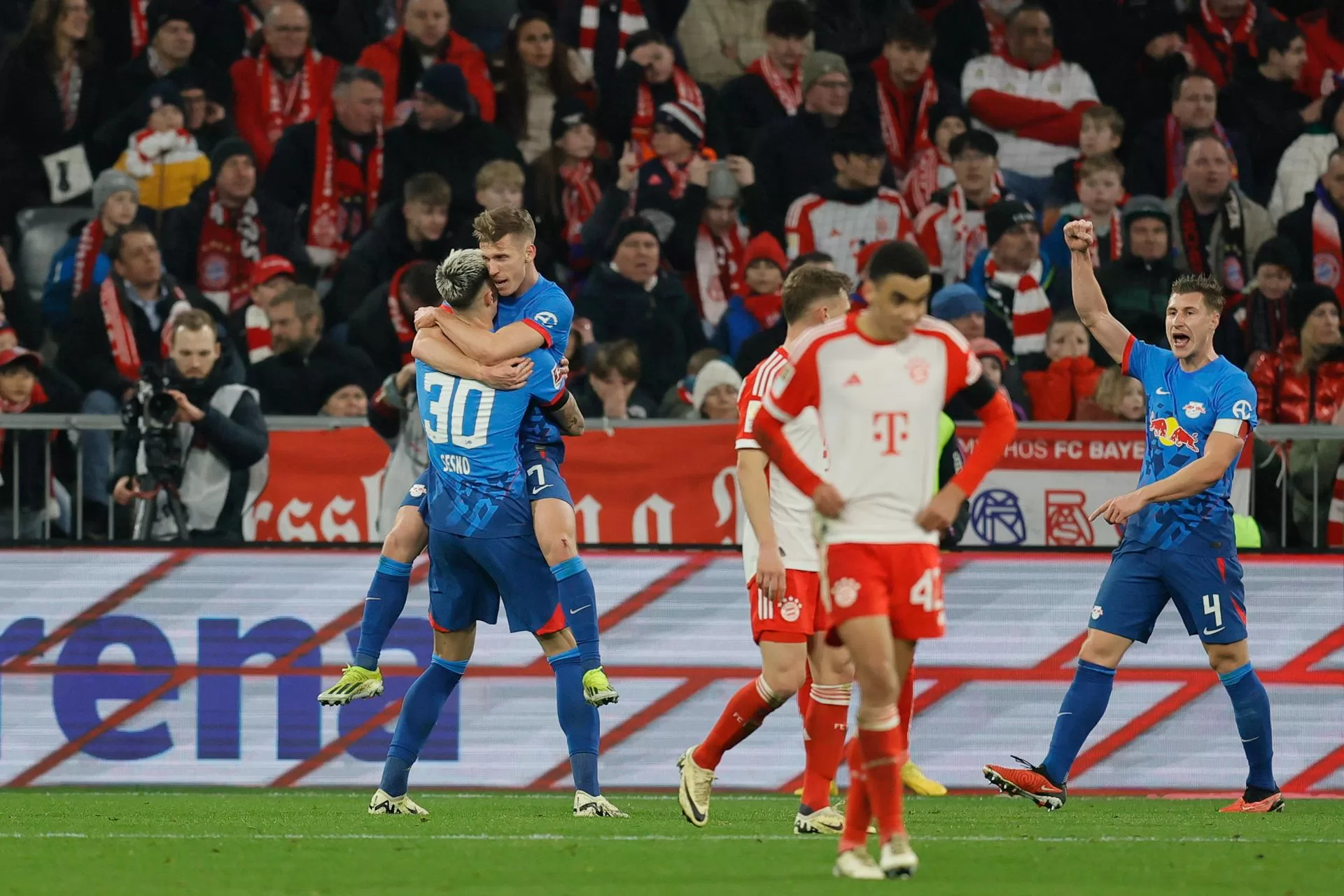 El delantero del Leipzig Benjamin Sesko celebra el gol del empate durante el partido de la Bundesliga que han jugado FC Bayern Munich y RB Leipzig en Múnich, Alemania. EFE/EPA/RONALD . 