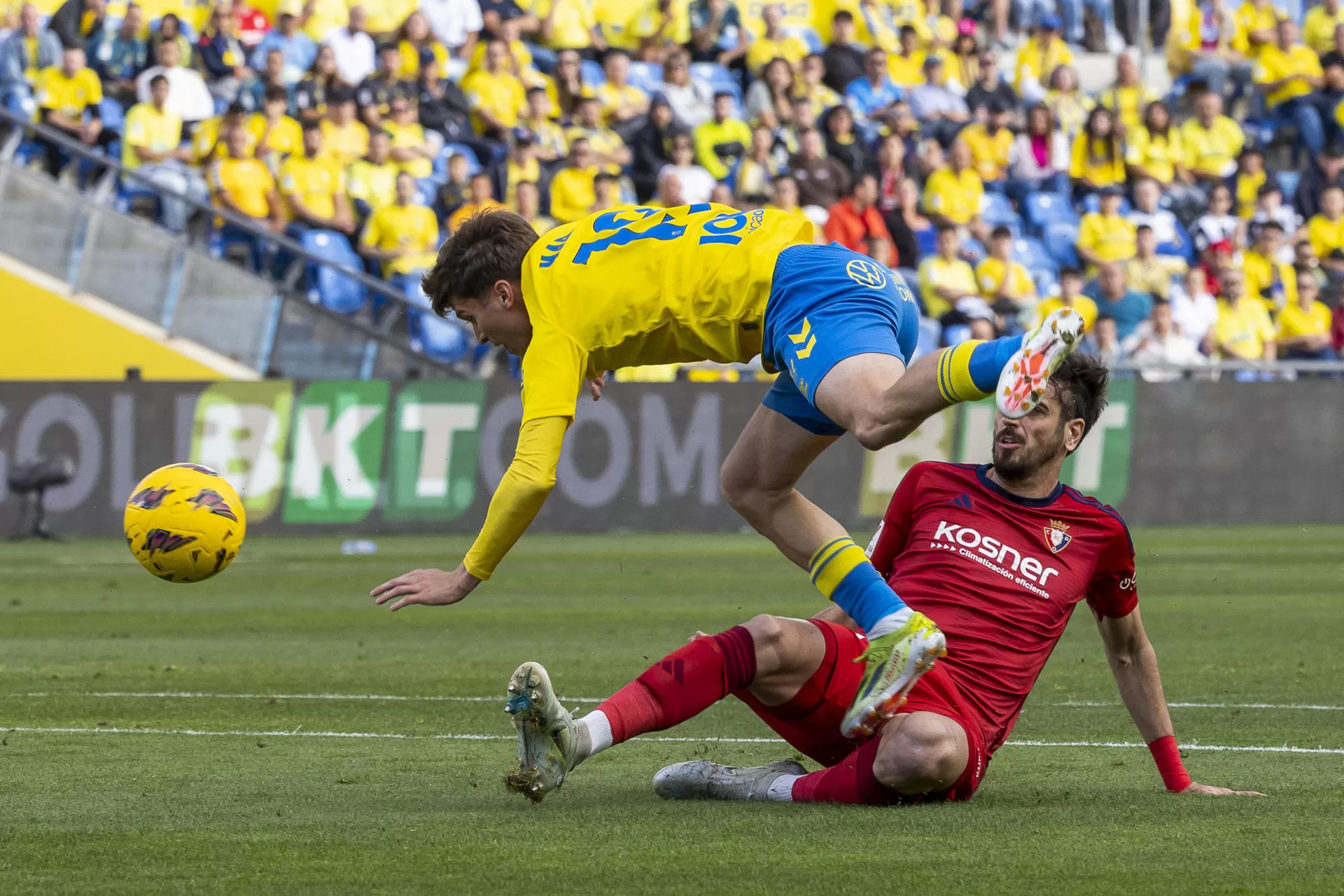 alt Las Palmas y Osasuna empatan 1-1 con golazos de los capitanes