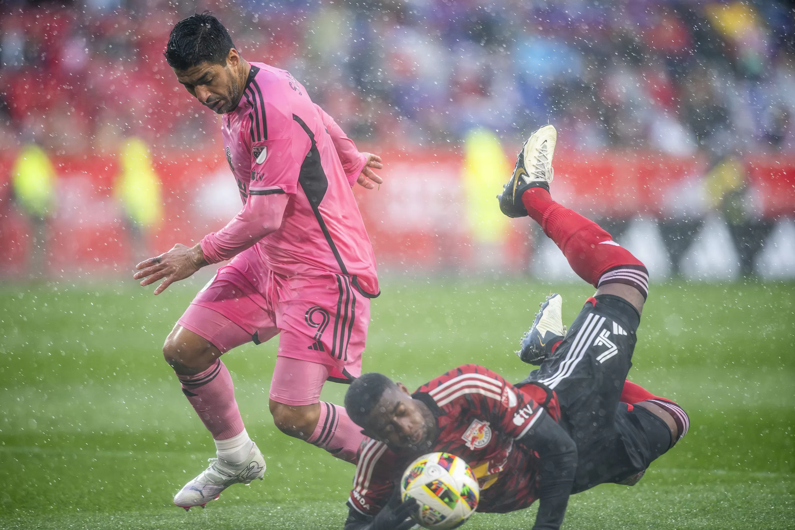 Latinos impulsan un sábado de batacazos en la MLS