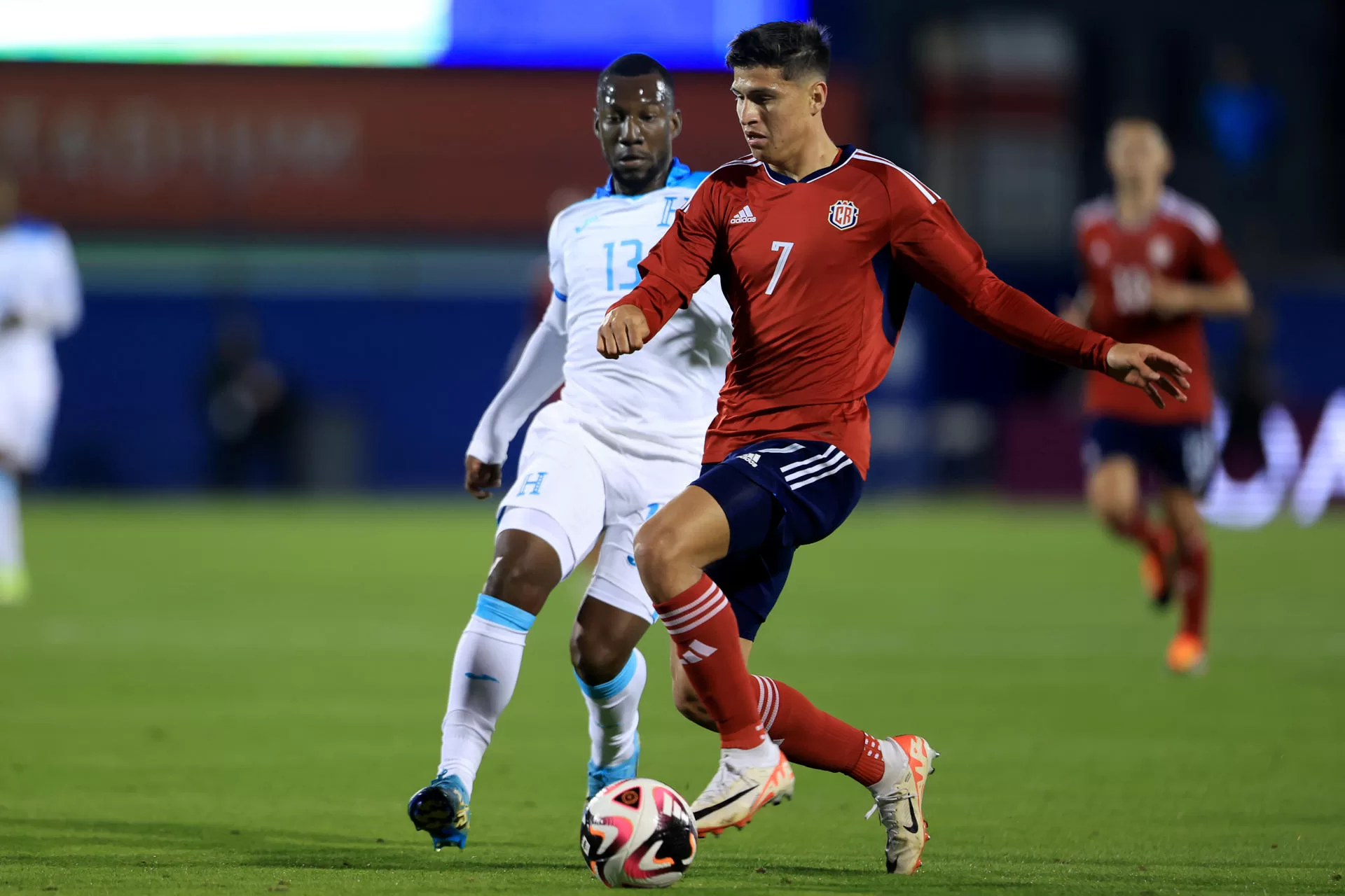 Anthony Contreras (d) de Costa Rica disputa el balón con Darixon Vuelto de Honduras este sábado, en un partido de la Liga de Naciones de la Concacaf en el estadio Toyota de Frisco, Texas (EE.UU.). EFE/Carlos Ramírez 