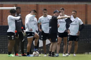 El director técnico uruguayo Pablo Repetto (c), nuevo entrenador del Atlético Nacional, dirige un entrenamiento este martes, en la sede deportiva del equipo en Guarne, departamento de Antioquia (Colombia). EFE/ Luis Eduardo Noriega Arboleda
