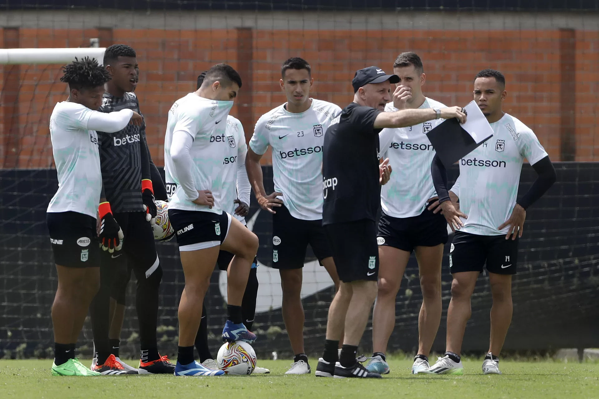 rss-efe0756571d4d2c3ff0f28fcb8dffc93b1ce5609d3ew-jpg El uruguayo Repetto, preparado para el gran desafío de dirigir un Atlético Nacional en crisis