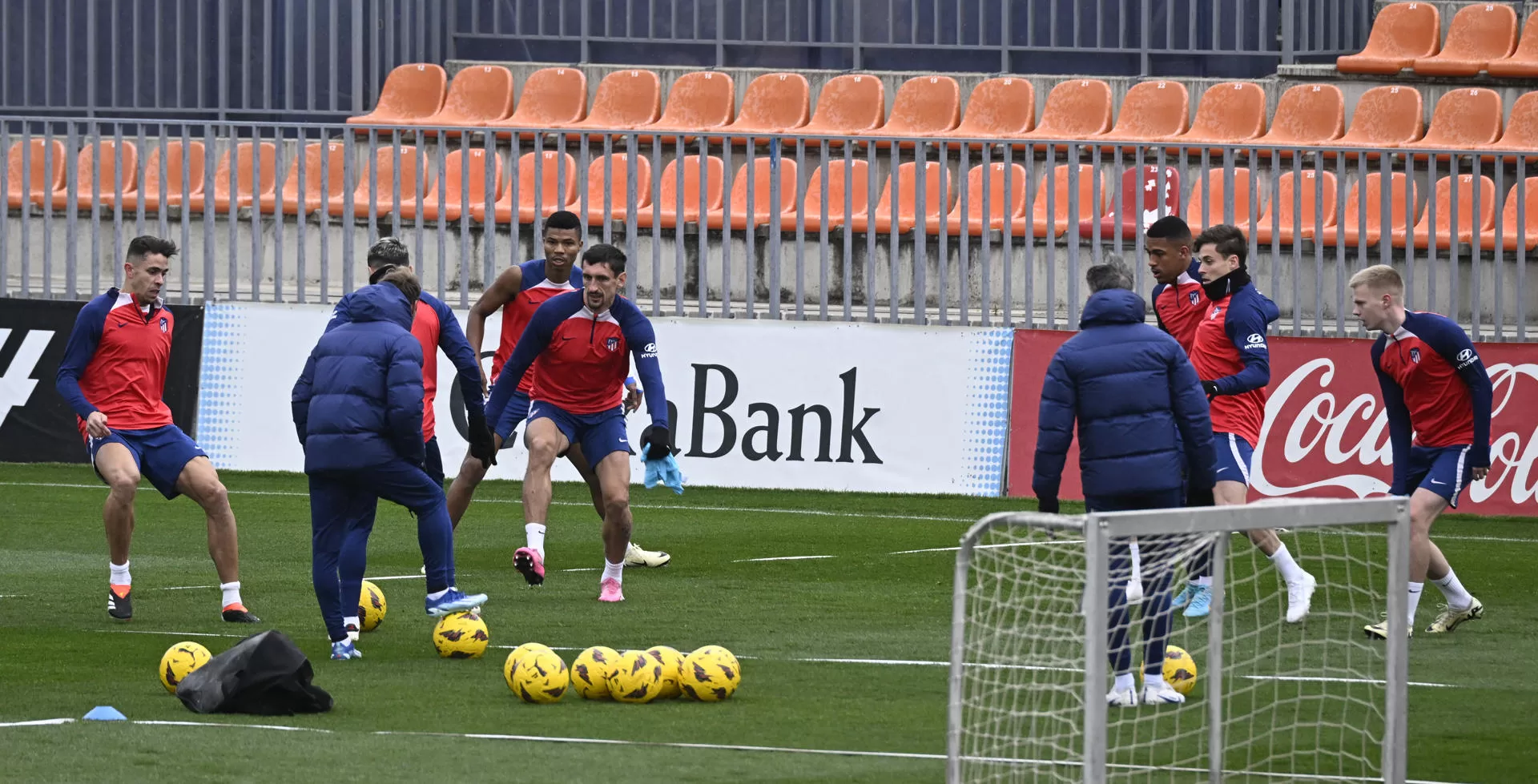 Los jugadores del Atlético, durante el entrenamiento de este sábado. EFE/Víctor Lerena.