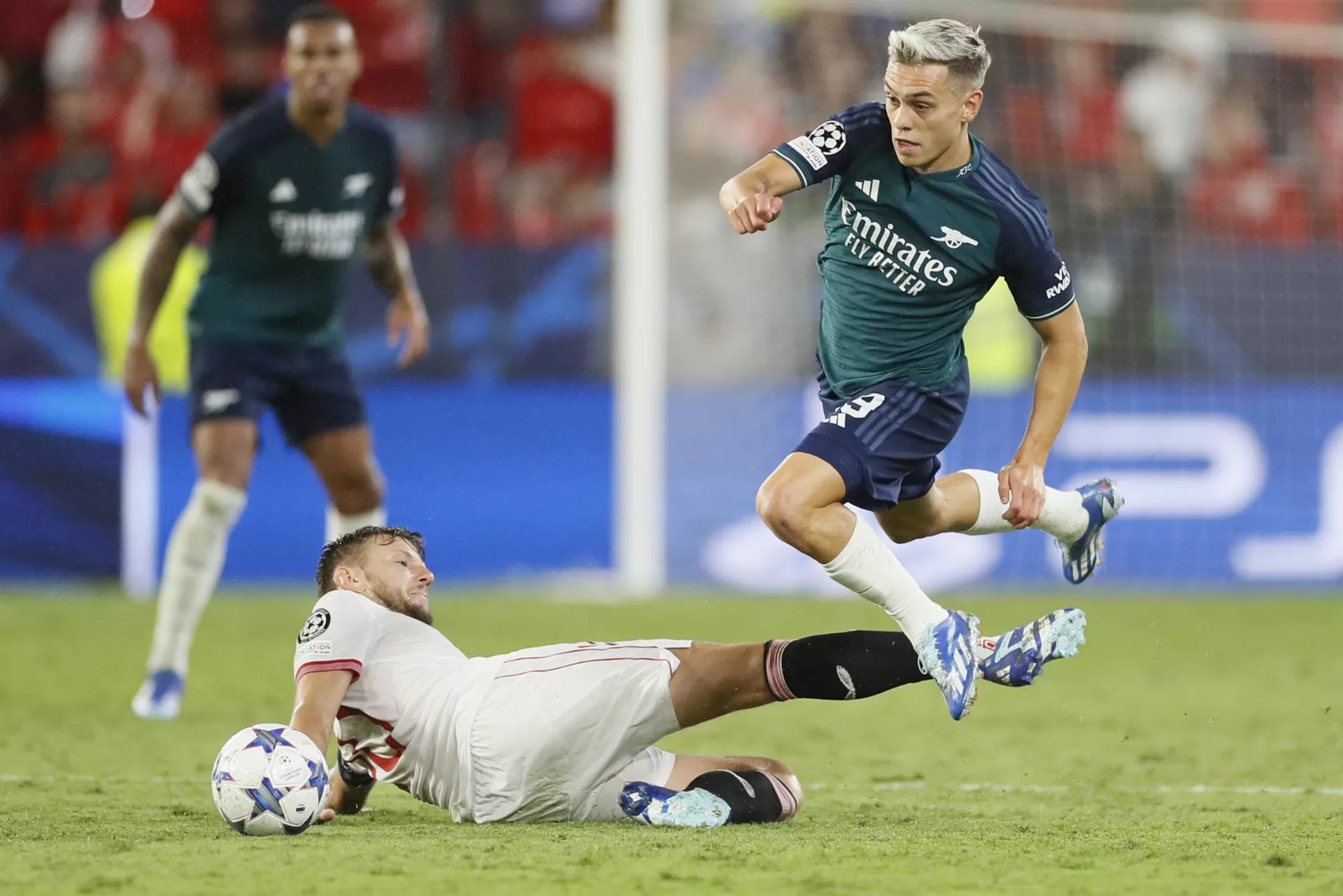 Imagen de archivo en la que el centrocampista croata del Sevilla, Ivan Rakitic (i), corta el avance del defensa del Arsenal, Ben White. EFE/José Manuel Vidal.