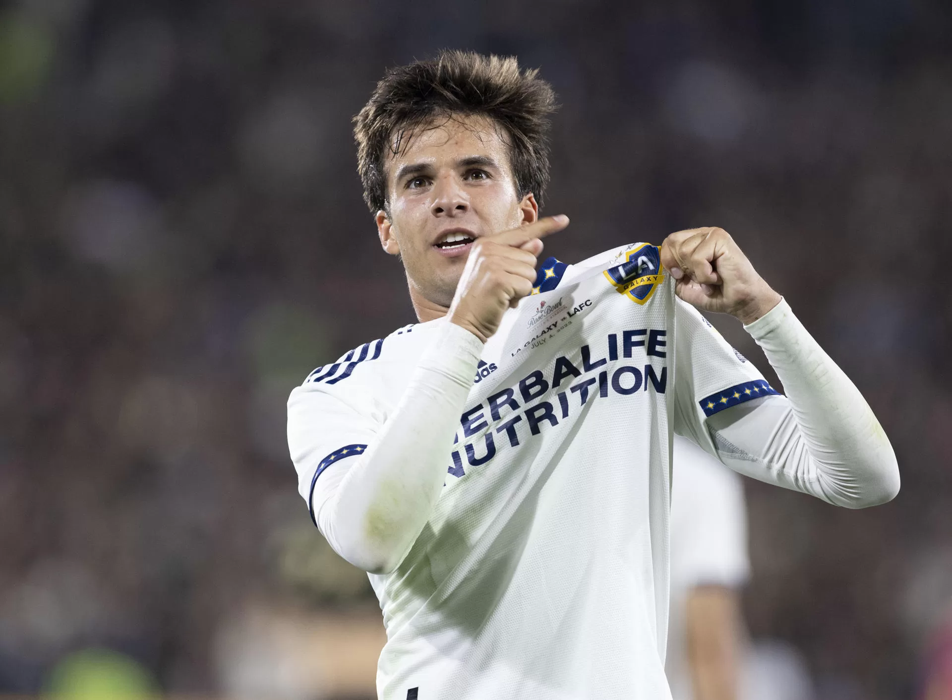 Fotografía de archivo fechada el 4 de julio de 2023 donde aparece el centrocampista de Los Angeles Galaxy Riqui Puig mientras celebra un gol durante un partido disputado contra Los Angeles FC (LAFC), en el estadio Rose Bowl de Pasadena, California (Estados Unidos). EFE/ Armando Arorizo