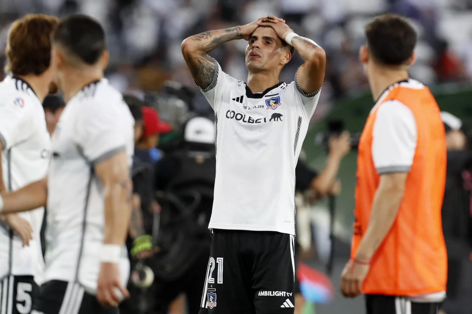 Erick Wiemberg de Colo-Colo se lamenta tras la derrota de su equipo durante el partido valido por la cuarta fecha del campeonato nacional chileno entre Club Universidad de Chile y Club Colo-Colo este domingo, en el Estadio Monumental en Santiago (Chile). EFE/ Osvaldo Villarroel