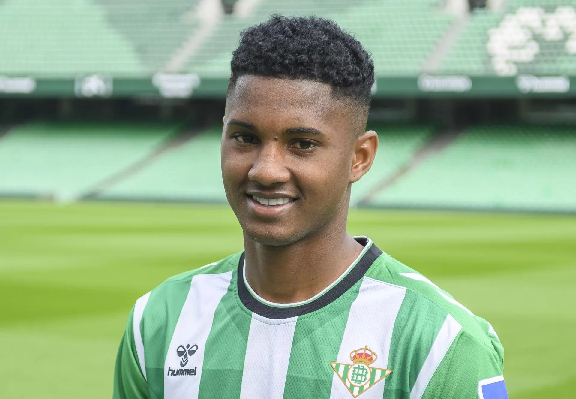 alt El Betis traspasará al lateral brasileño Abner Vinicius al Olympique Lyonnais