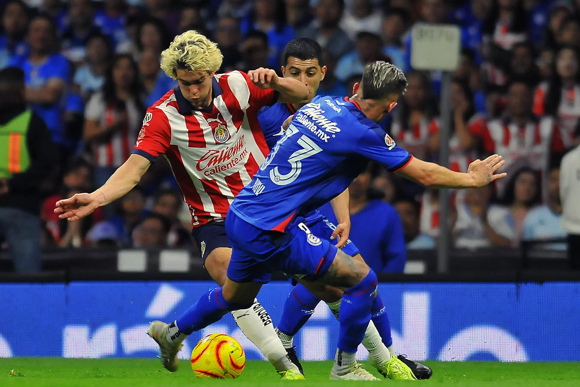 Cade Cowell (i) del Guadalajara disputa un balón con Erik Lira (c) y Gonzalo Piovi (d) de Cruz Azul este sábado, durante un juego por la décima jornada de la Liga MX del fútbol mexicano. EFE/Víctor Cruz 