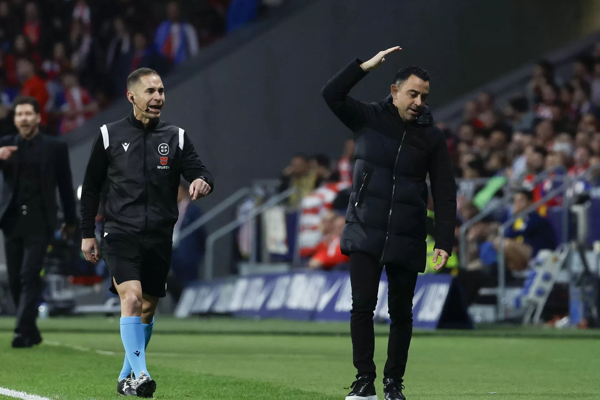 El entrenador del FC Barcelona, Xavi Hernández, durante el partido de Liga en Primera División en el estadio Metropolitano. EFE/JuanJo Martín