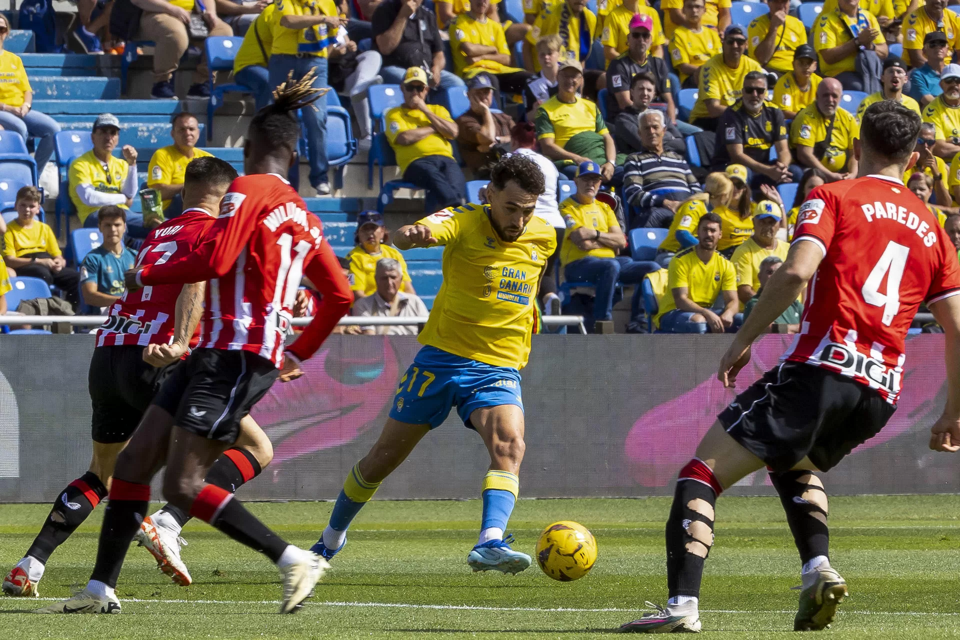 El delantero hispano-marroquí de la UD Las Palmas Munir El Haddadi (c) controla un balón durante un partido correspondiente a la jornada 28 en LaLiga EA Sports disputado este domingo entre la UD Las Palmas y el Athletic Club en el estadio de Gran Canaria en Las Palmas de Gran Canaria. EFE/ Quique Curbelo 