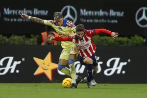 Isaac Brizuela (d), de las Chivas de Guadalajara, fue registrado este sábado, 16 de marzo, al disputar un balón con Cristian Calderón (i), de las Águilas del América, durante un partido de la jornada 12 del Torneo Clausura 2024 de la liga mexicana de fútbol, en el estadio Akron, en la ciudad de Guadalajara (Jalisco, México). EFE/Francisco Guasco
