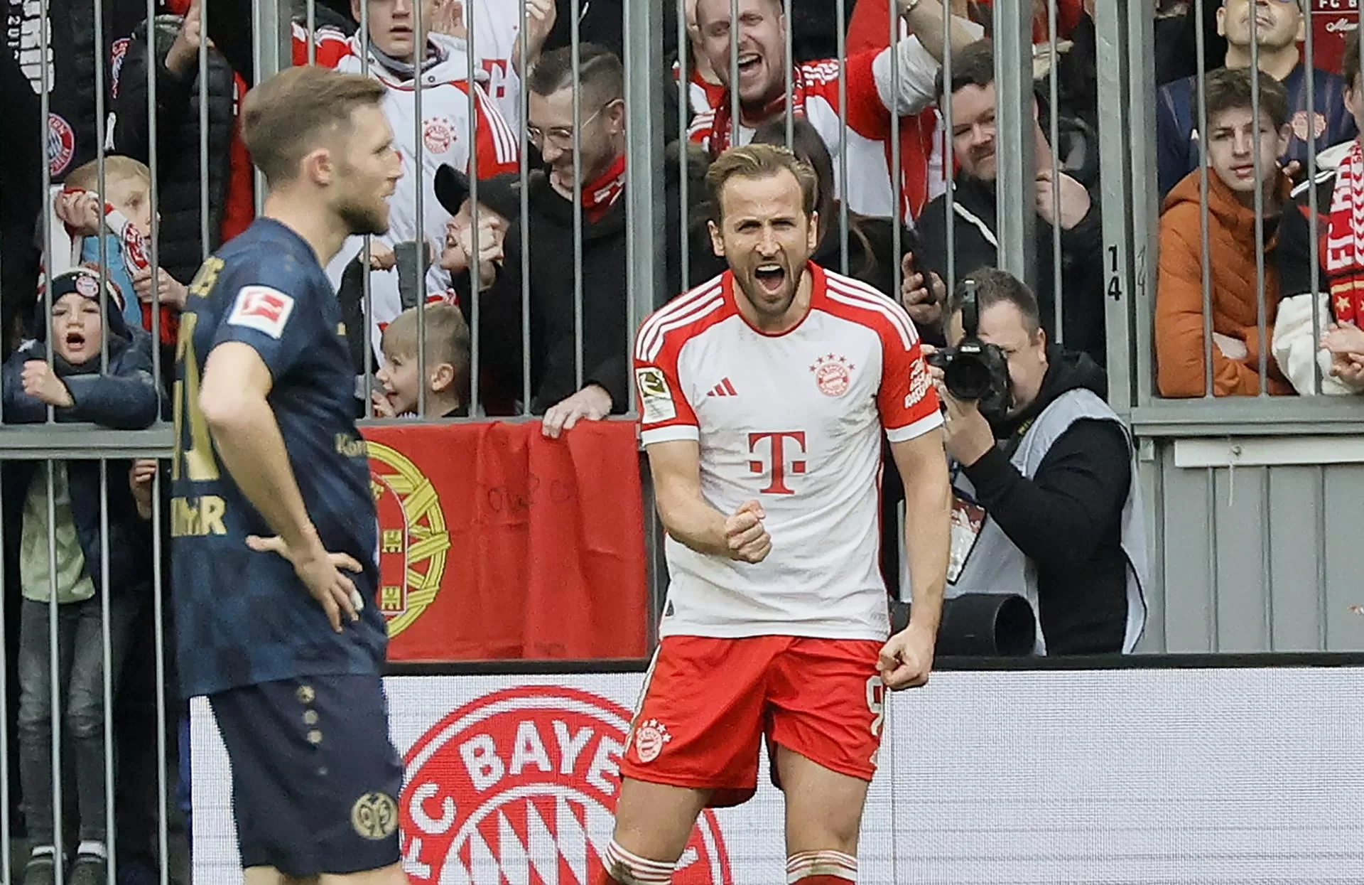 El jugador del Bayern Munich Harry Kane (d) celebra la goleada al FSV Mainz durante el partido de la Bundesliga jugado en Múnich, Alemania. EFE/EPA/RONALD WITTEK 