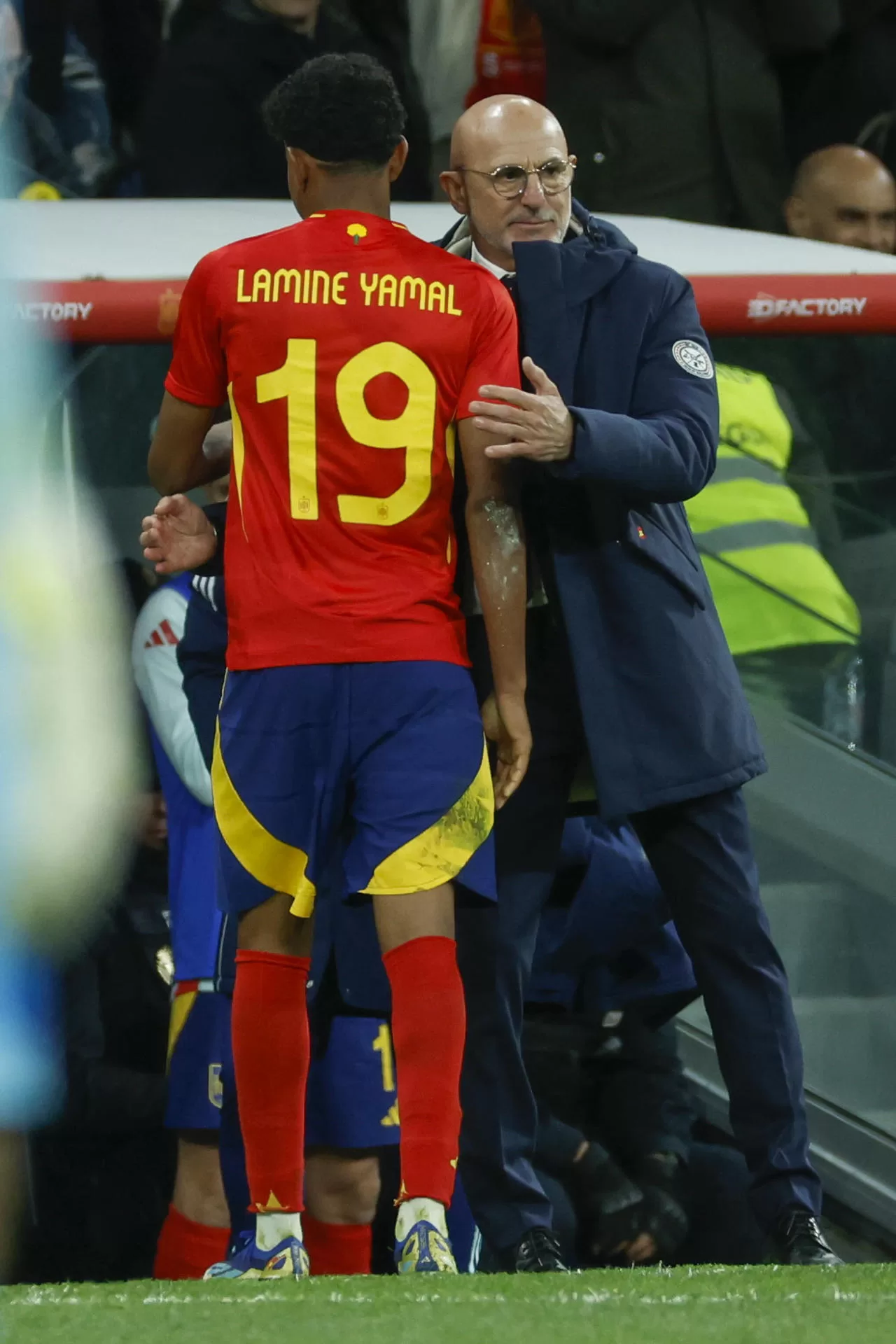 El seleccionador español Luis de la Fuente (d) saluda a Lamine Yamal tras el cambio, durante el partido amistoso que las selecciones nacionales de fútbol de España y Brasil disputaron en el estadio Santiago Bernabéu, en Madrid. EFE/Mariscal