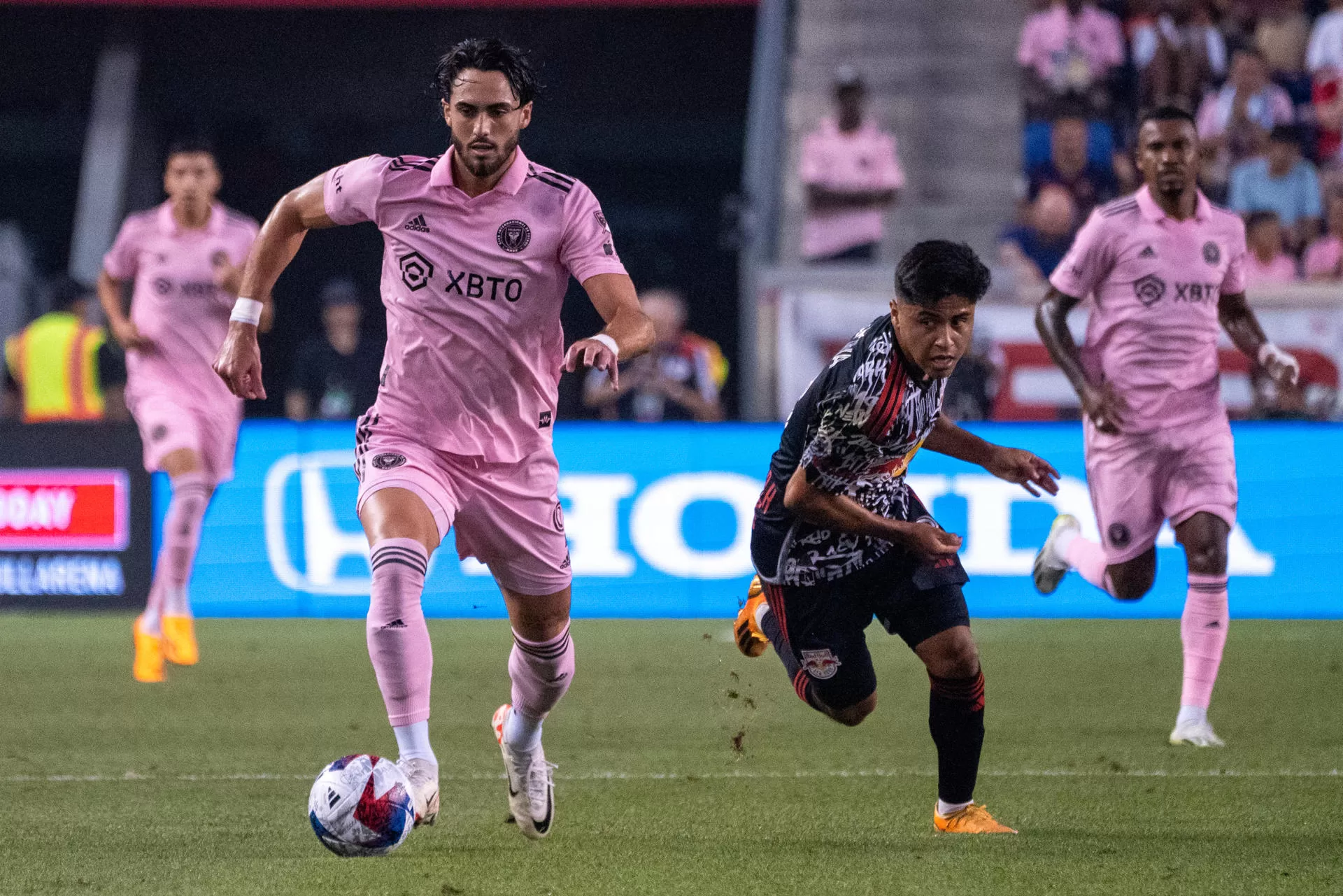 Ecuatoriano Campana: La competencia con el uruguayo Luis Suárez me ayuda a no relajarme